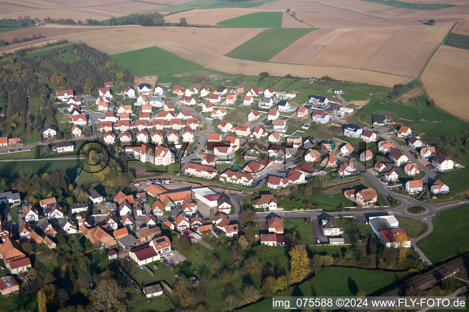 Drohnenbild von Soultz-sous-Forêts im Bundesland Bas-Rhin, Frankreich