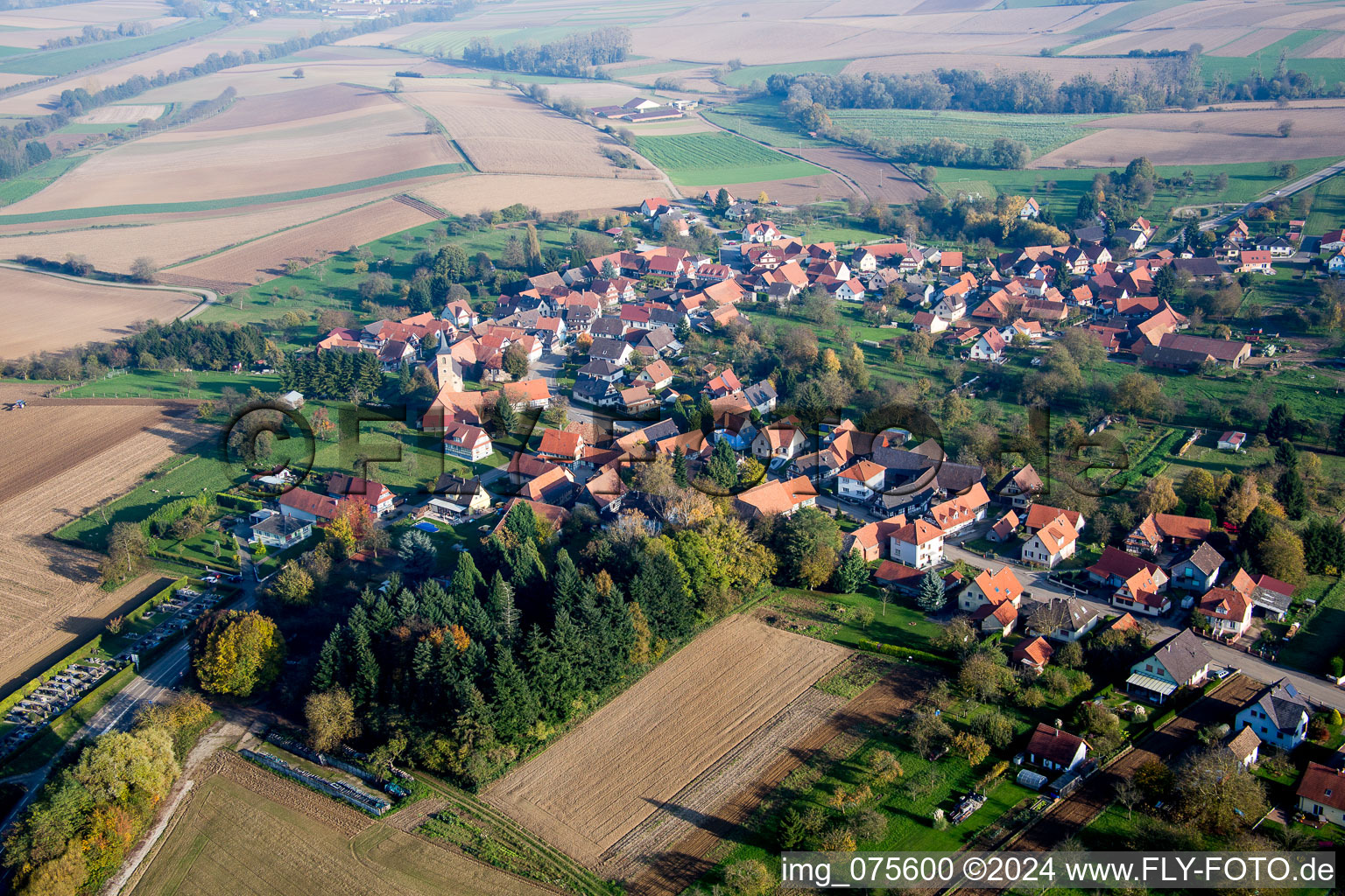 Dorf - Ansicht am Rande von landwirtschaftlichen Feldern und Nutzflächen in Soultz-sous-Forêts in Grand Est im Bundesland Bas-Rhin, Frankreich