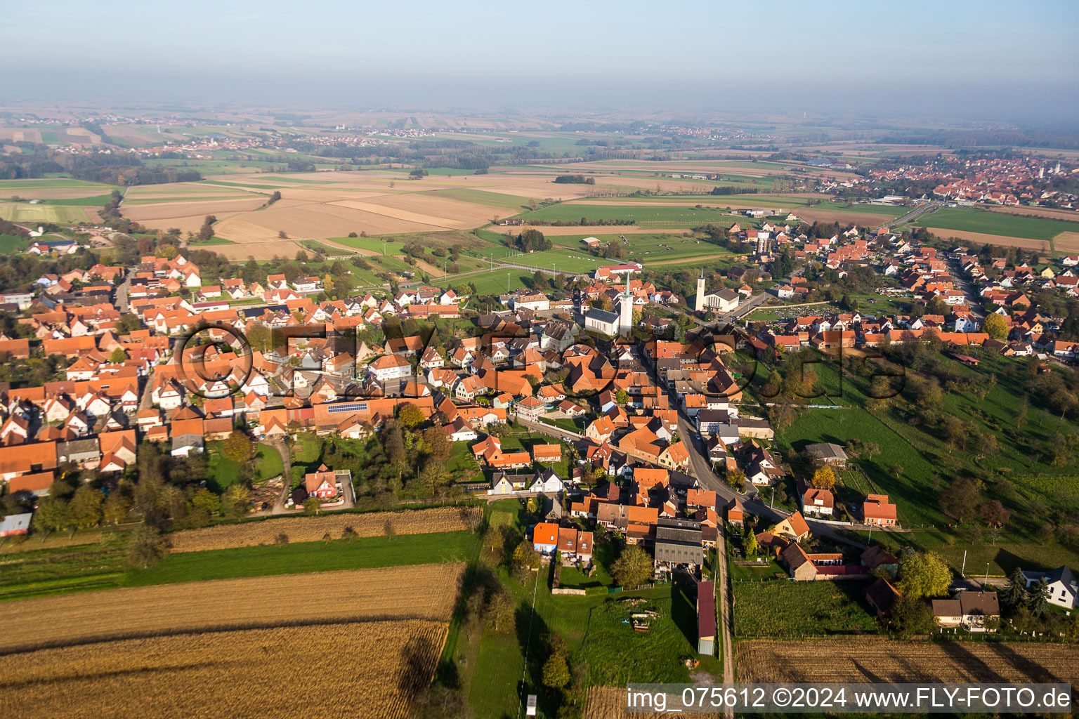 Dorf - Ansicht am Rande von landwirtschaftlichen Feldern und Nutzflächen in Rittershoffen in Grand Est im Bundesland Bas-Rhin, Frankreich
