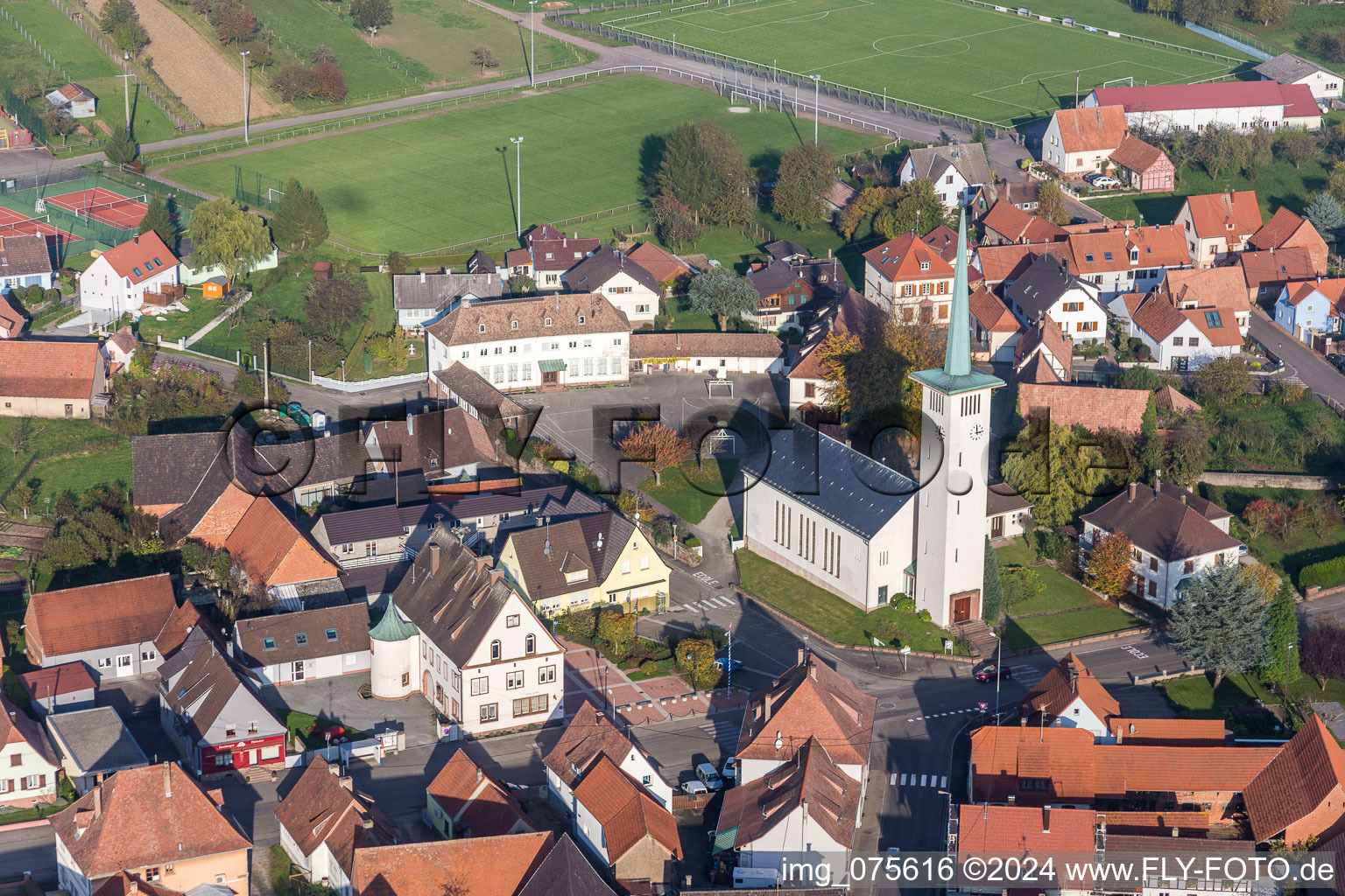 Kirchengebäude der Église protestante de Rittershoffen in Rittershoffen in Grand Est im Bundesland Bas-Rhin, Frankreich