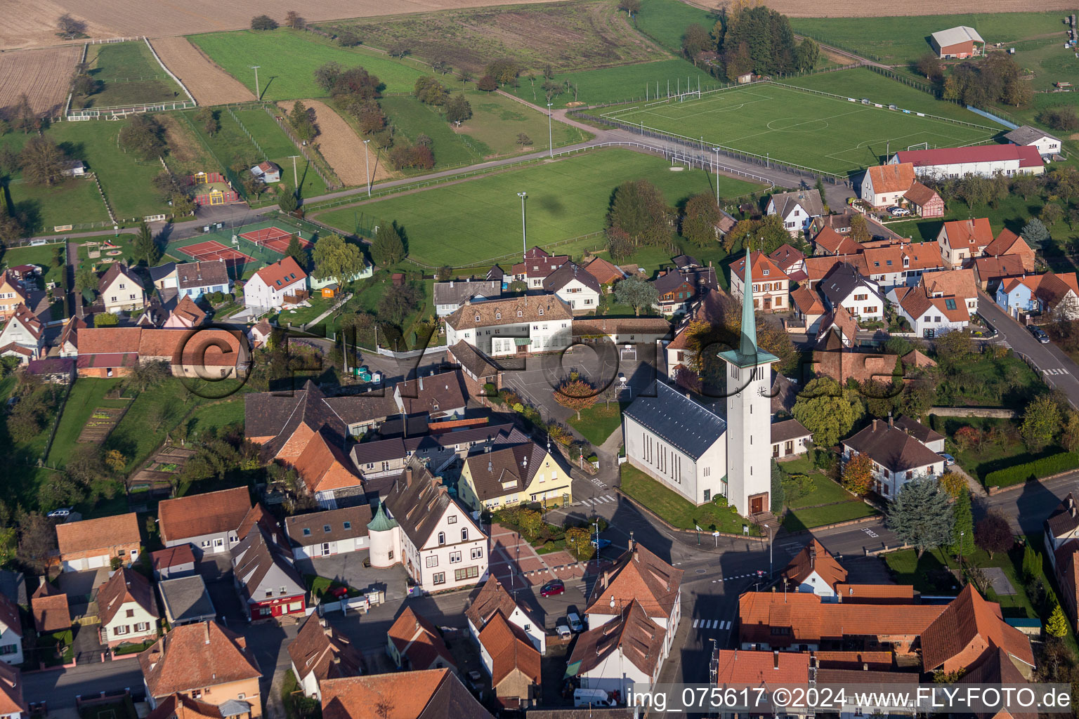 Luftbild von Kirchengebäude der Église protestante de Rittershoffen in Rittershoffen in Grand Est im Bundesland Bas-Rhin, Frankreich