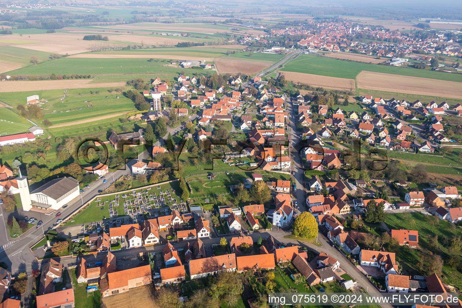 Luftaufnahme von Kirchengebäude der Église protestante de Rittershoffen in Rittershoffen in Grand Est im Bundesland Bas-Rhin, Frankreich