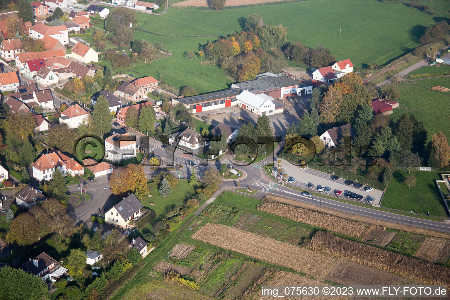 Schrägluftbild von Hatten im Bundesland Bas-Rhin, Frankreich