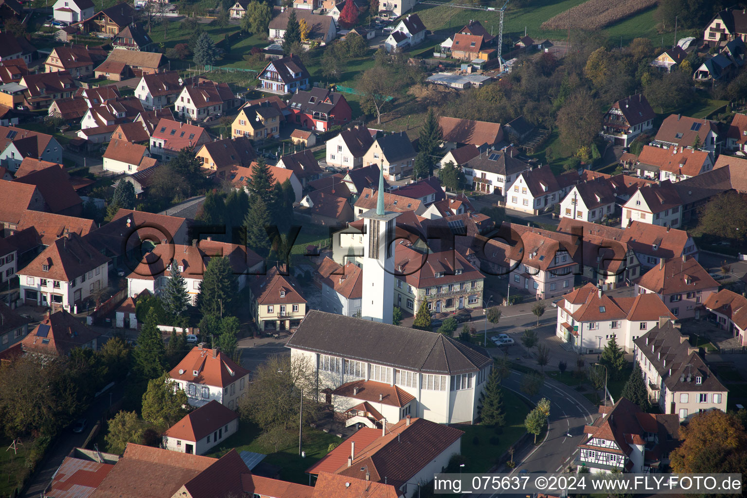 Schrägluftbild von Dorf - Ansicht in Hatten in Grand Est im Bundesland Bas-Rhin, Frankreich