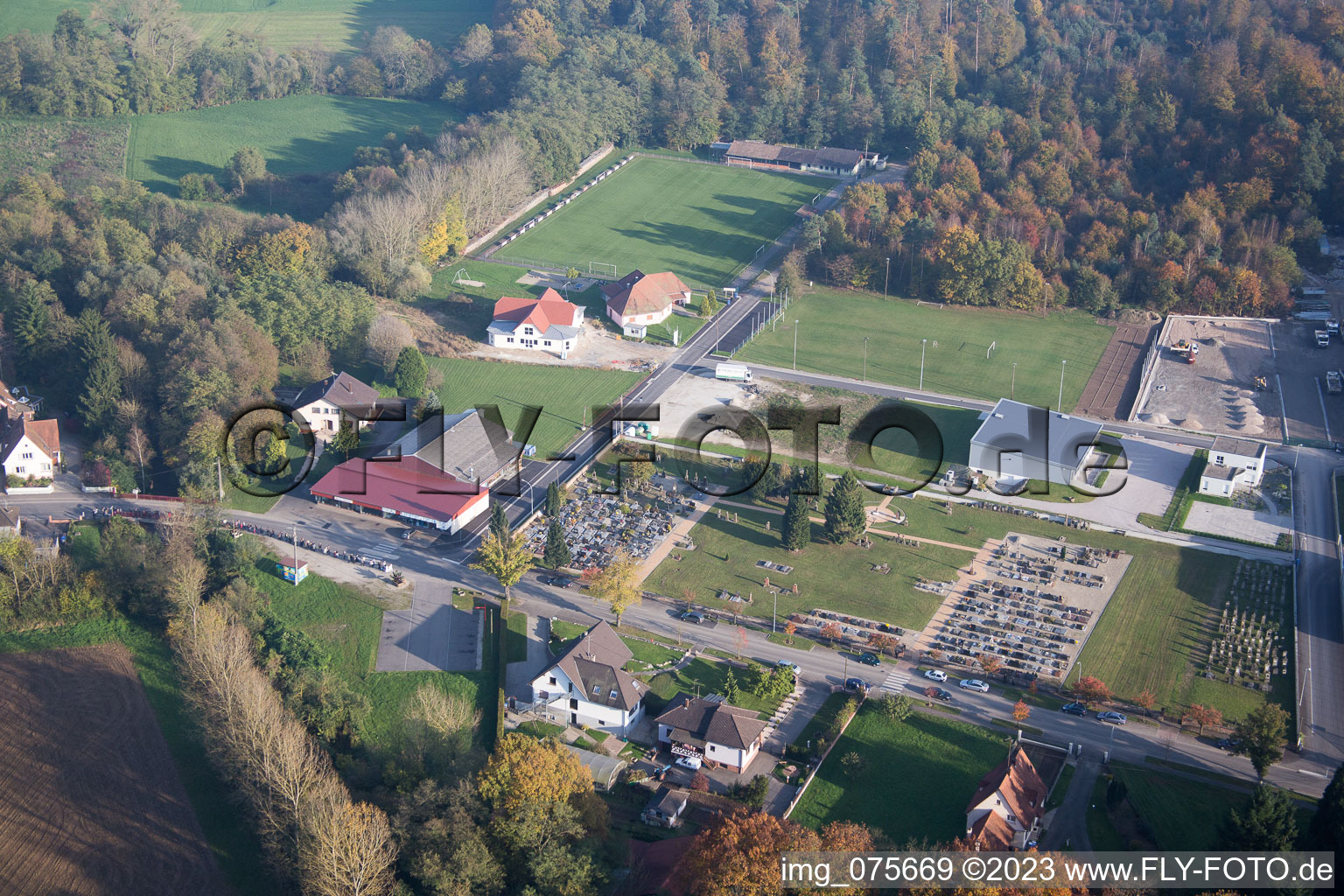 Niederrœdern im Bundesland Bas-Rhin, Frankreich aus der Drohnenperspektive