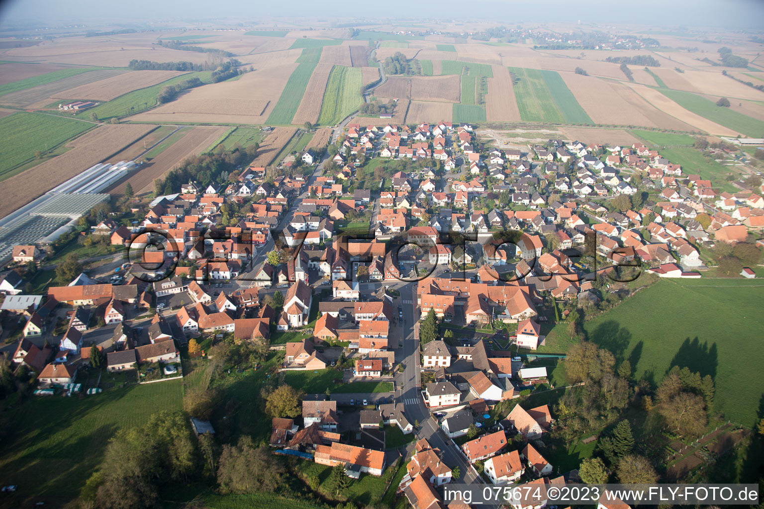 Luftaufnahme von Niederrœdern im Bundesland Bas-Rhin, Frankreich