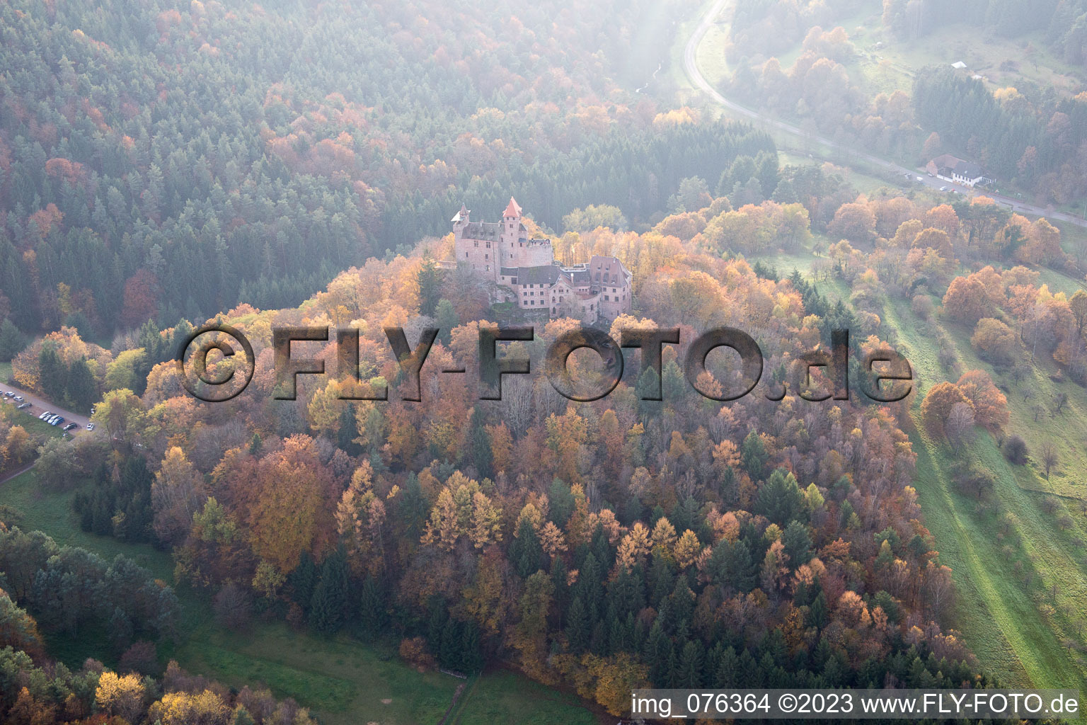 Luftaufnahme von Erlenbach, Burg Berwartstein in Erlenbach bei Dahn im Bundesland Rheinland-Pfalz, Deutschland