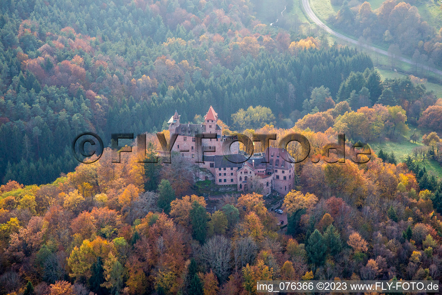 Erlenbach, Burg Berwartstein in Erlenbach bei Dahn im Bundesland Rheinland-Pfalz, Deutschland von oben