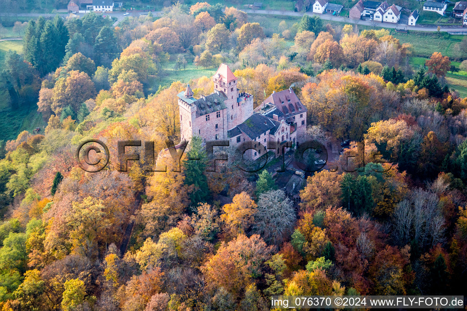 Burg Berwartstein umgeben vom herbstlich buntem Wald in Erlenbach bei Dahn im Bundesland Rheinland-Pfalz, Deutschland