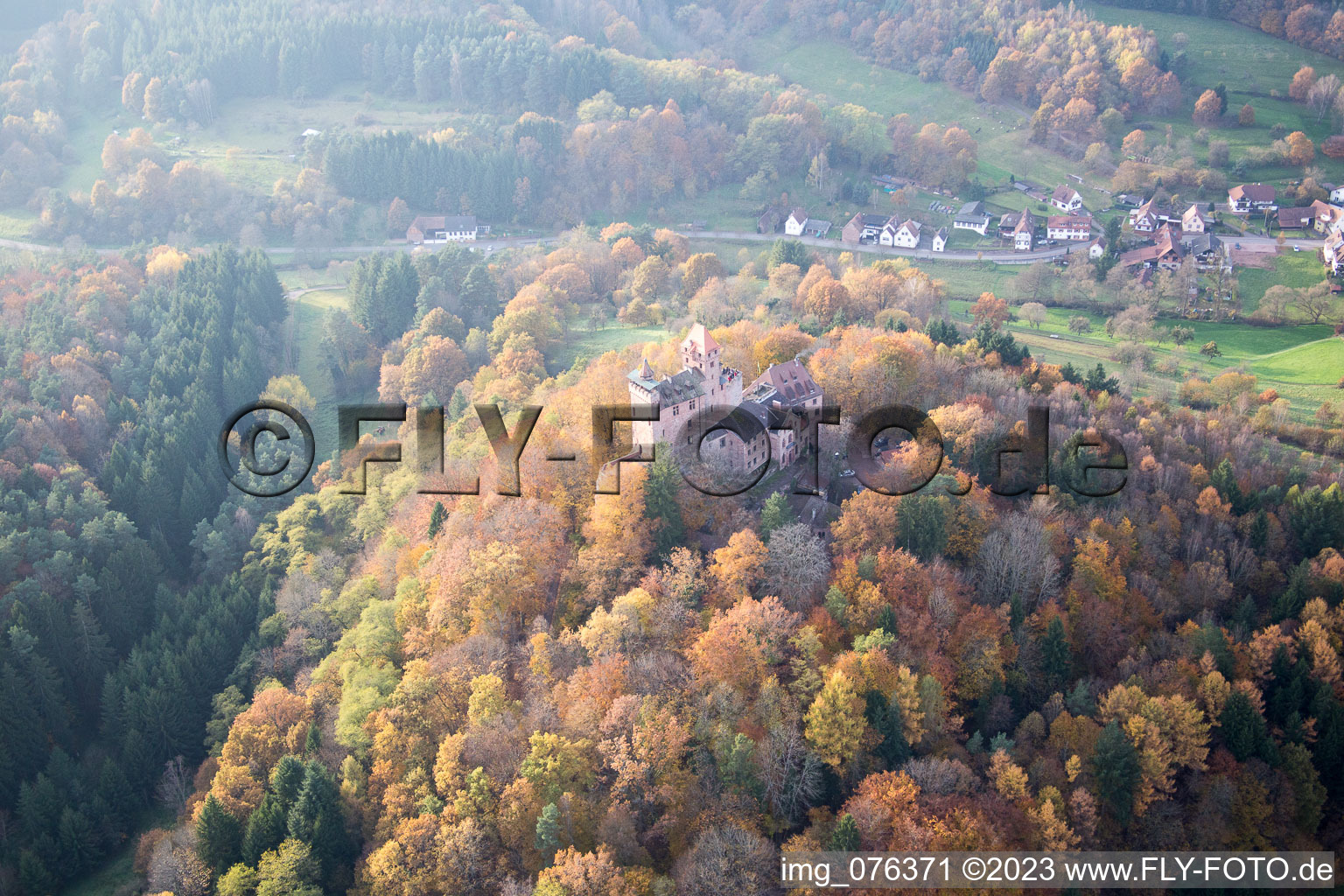 Erlenbach, Burg Berwartstein in Erlenbach bei Dahn im Bundesland Rheinland-Pfalz, Deutschland aus der Luft