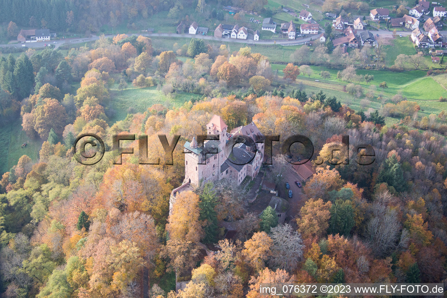 Erlenbach, Burg Berwartstein in Erlenbach bei Dahn im Bundesland Rheinland-Pfalz, Deutschland von oben gesehen