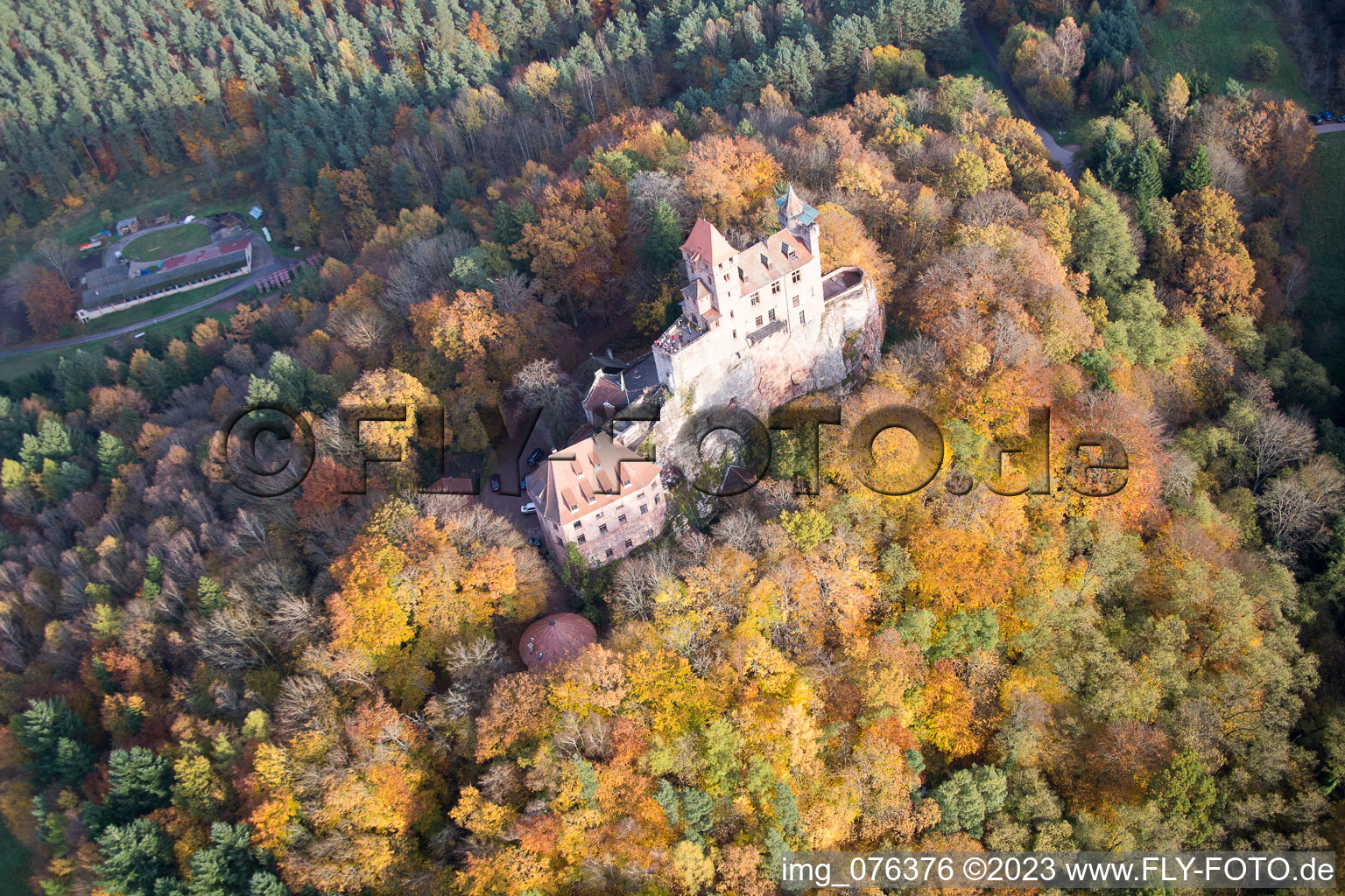 Erlenbach, Burg Berwartstein in Erlenbach bei Dahn im Bundesland Rheinland-Pfalz, Deutschland aus der Vogelperspektive