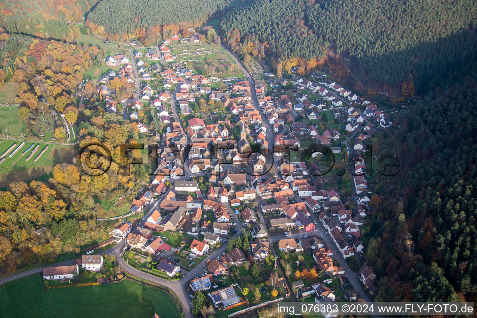 Dorf - Ansicht in Vorderweidenthal im Bundesland Rheinland-Pfalz, Deutschland