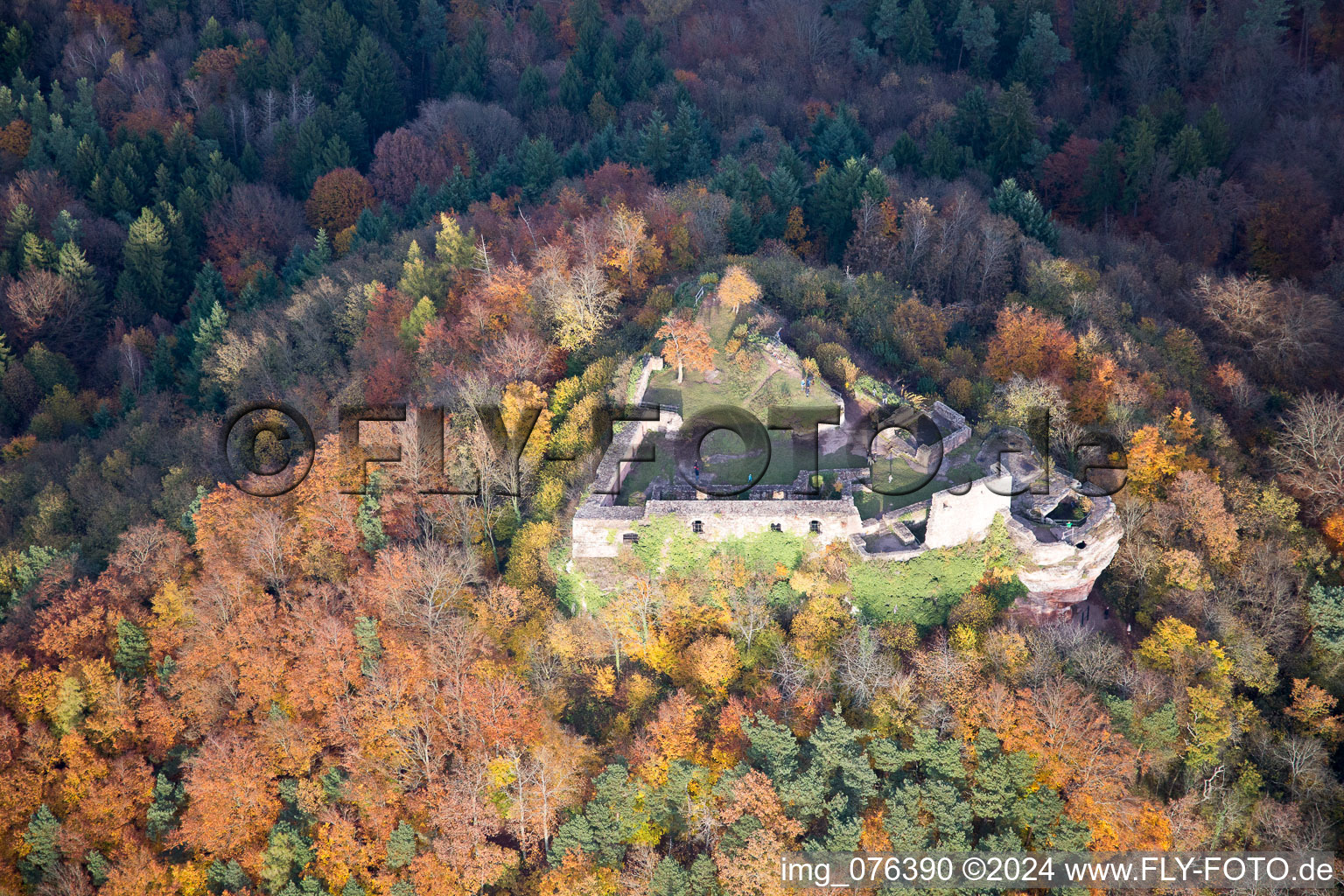 Luftbild von Ruine und Mauerreste der ehemaligen Burganlage Lindelbrunn in Vorderweidenthal im Bundesland Rheinland-Pfalz, Deutschland