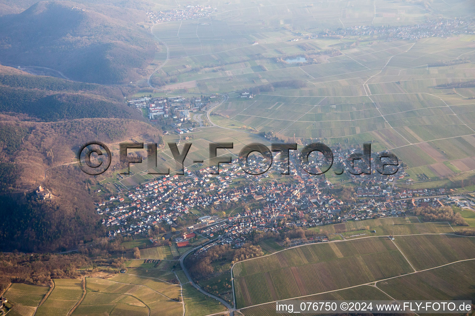 Dorfübersicht am Rand des Pfälzerwald im Winter aus Süden in Klingenmünster im Bundesland Rheinland-Pfalz, Deutschland