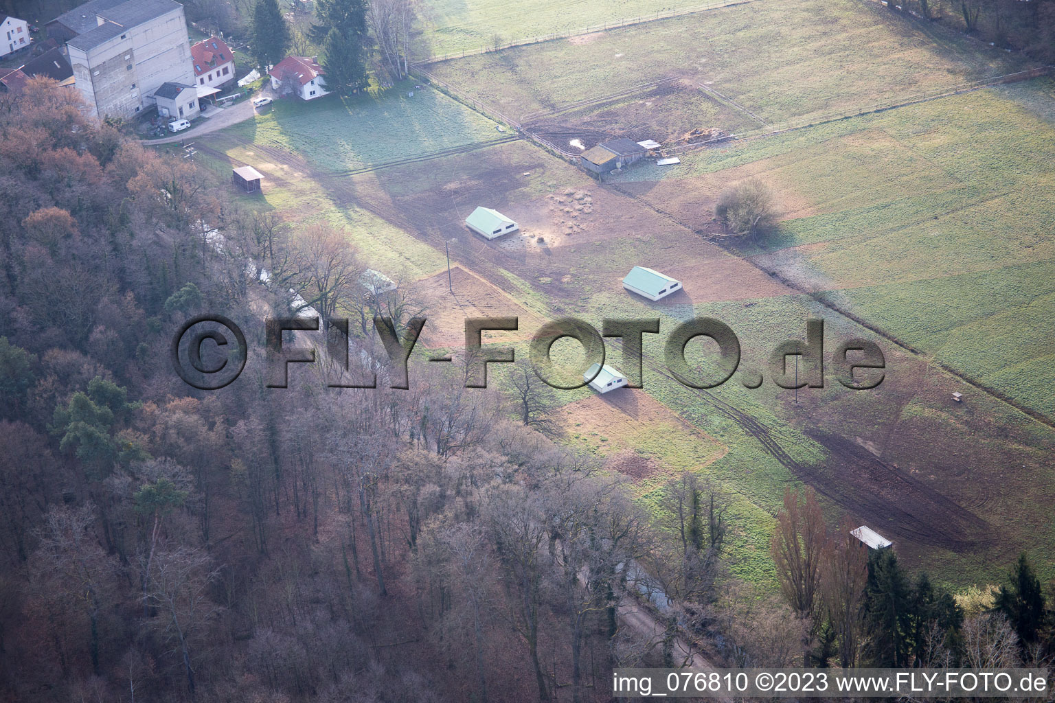 Schrägluftbild von Kandel, Otterbachtal, Biohühnerfarm an der Hahnmühle im Bundesland Rheinland-Pfalz, Deutschland