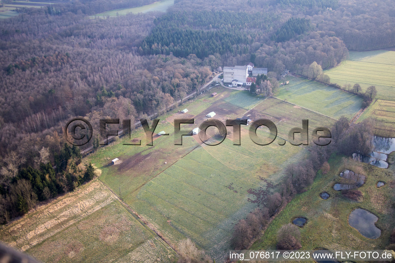 Drohnenaufname von Kandel, Otterbachtal, Biohühnerfarm an der Hahnmühle im Bundesland Rheinland-Pfalz, Deutschland