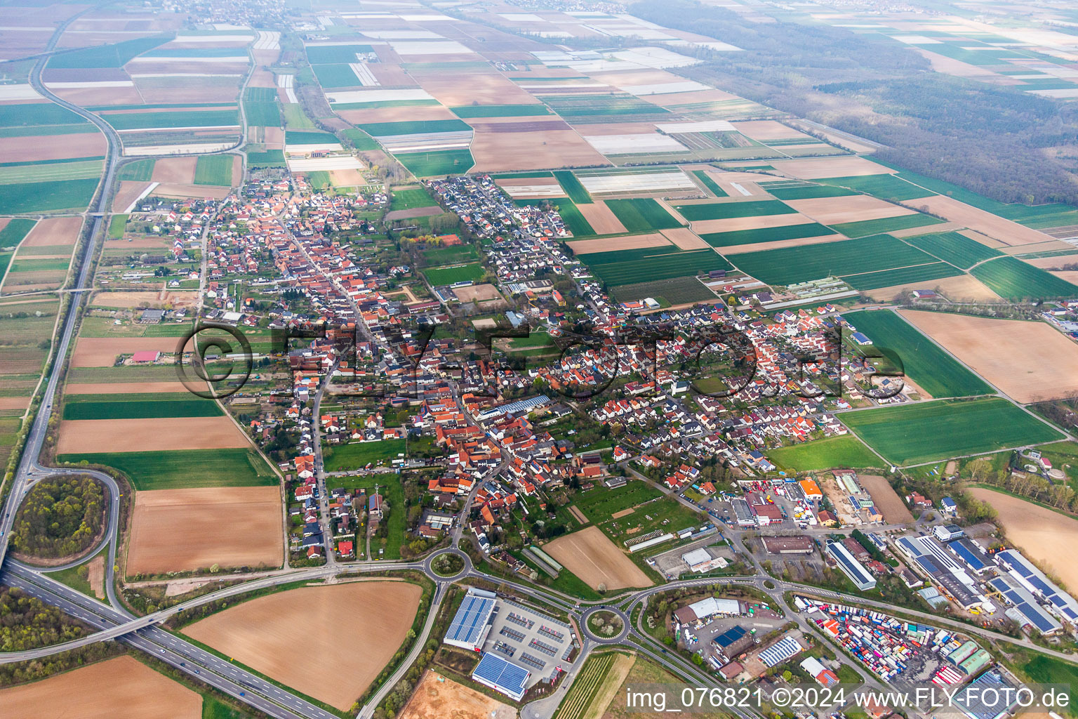 Ortsansicht der Straßen und Häuser der Wohngebiete in Schwegenheim im Bundesland Rheinland-Pfalz, Deutschland
