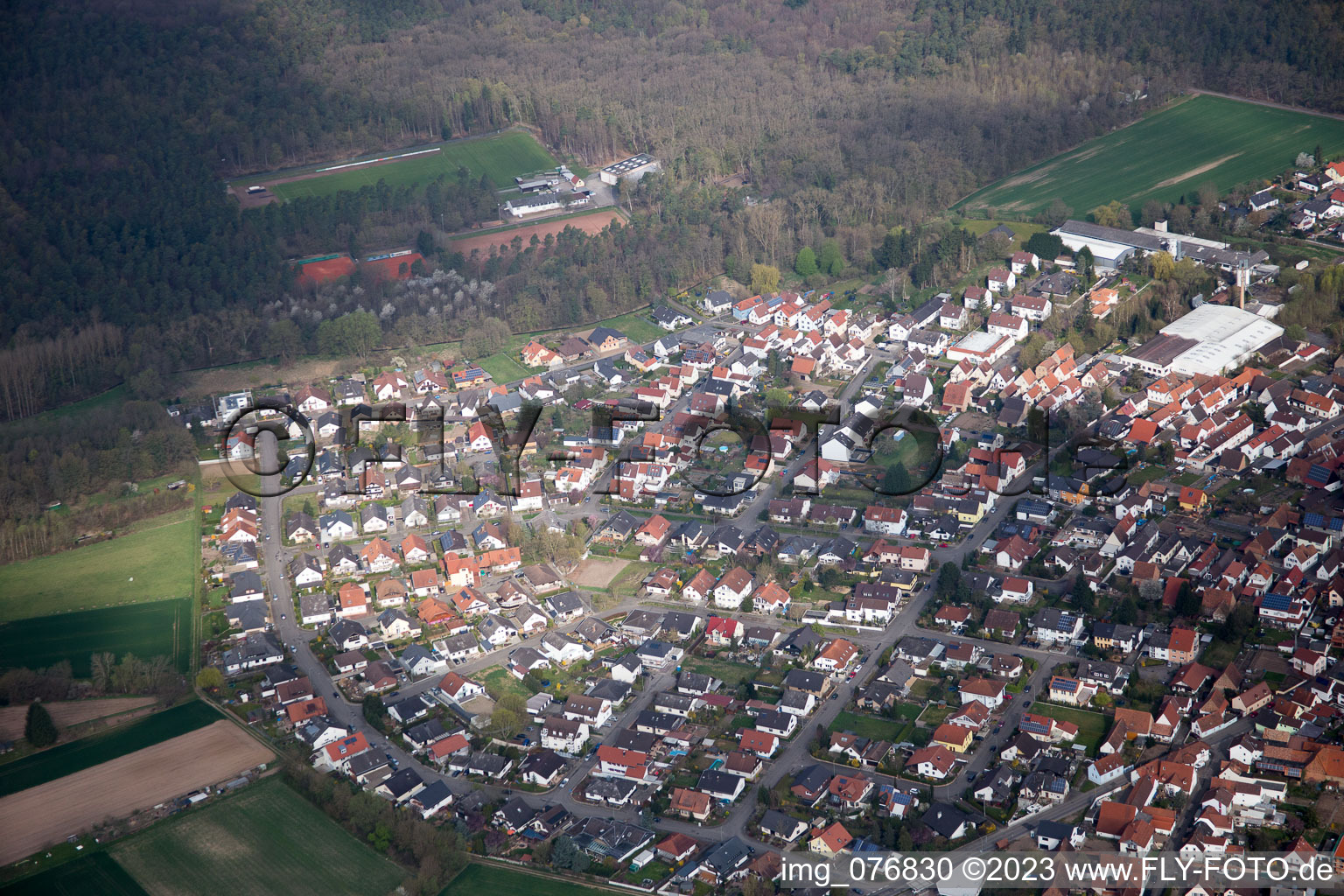 Schrägluftbild von Harthausen im Bundesland Rheinland-Pfalz, Deutschland