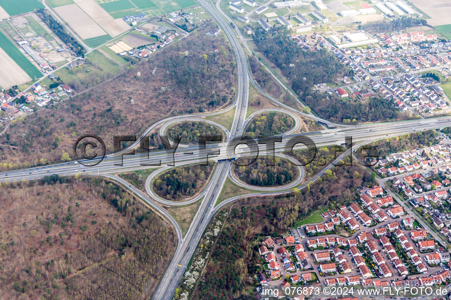 Verkehrsführung und Fahrbahnen der Straßenführung am Autobahnkreuz der BAB A61 mit B9 in Speyer im Bundesland Rheinland-Pfalz, Deutschland