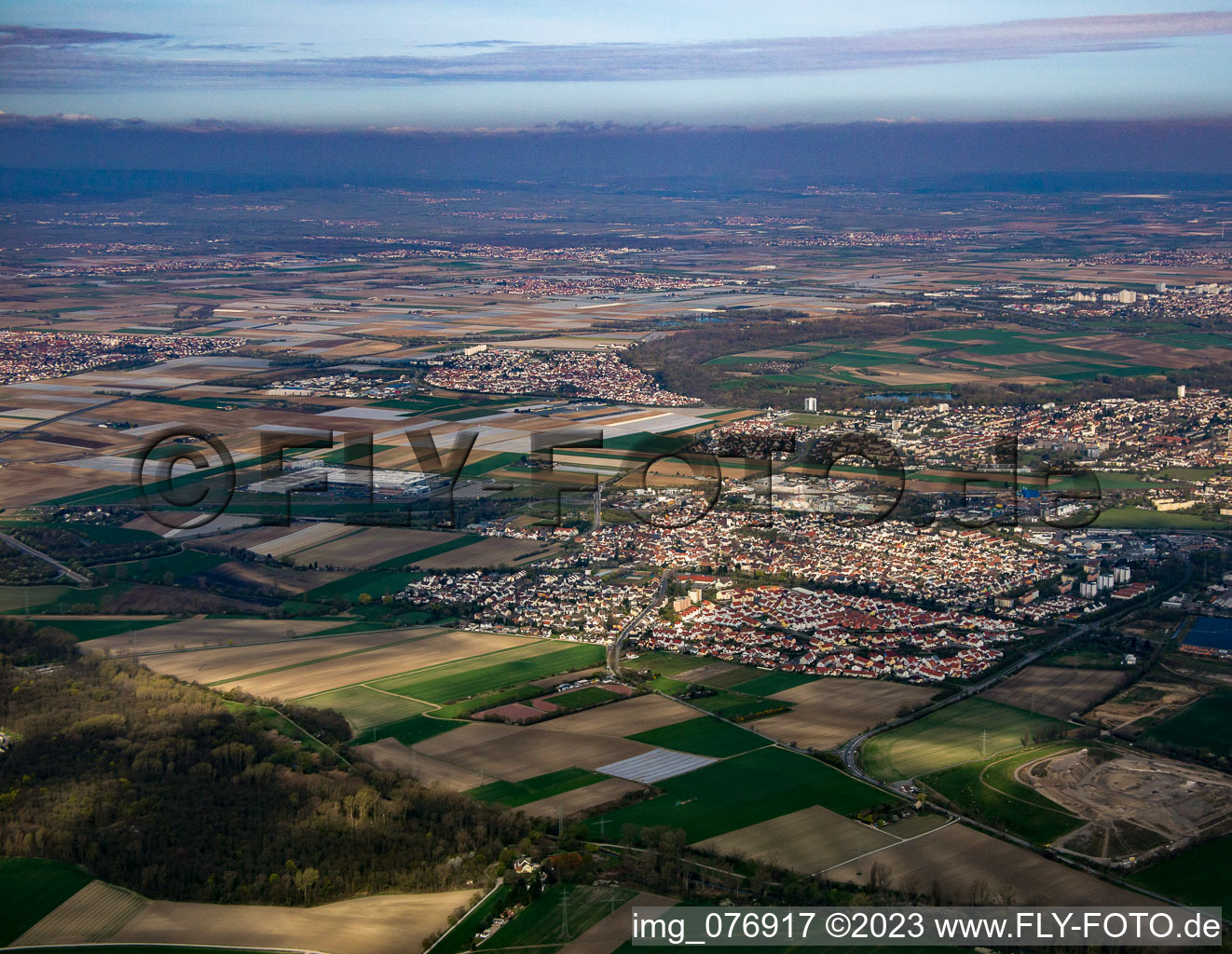 Schrägluftbild von Neuhofen im Bundesland Rheinland-Pfalz, Deutschland
