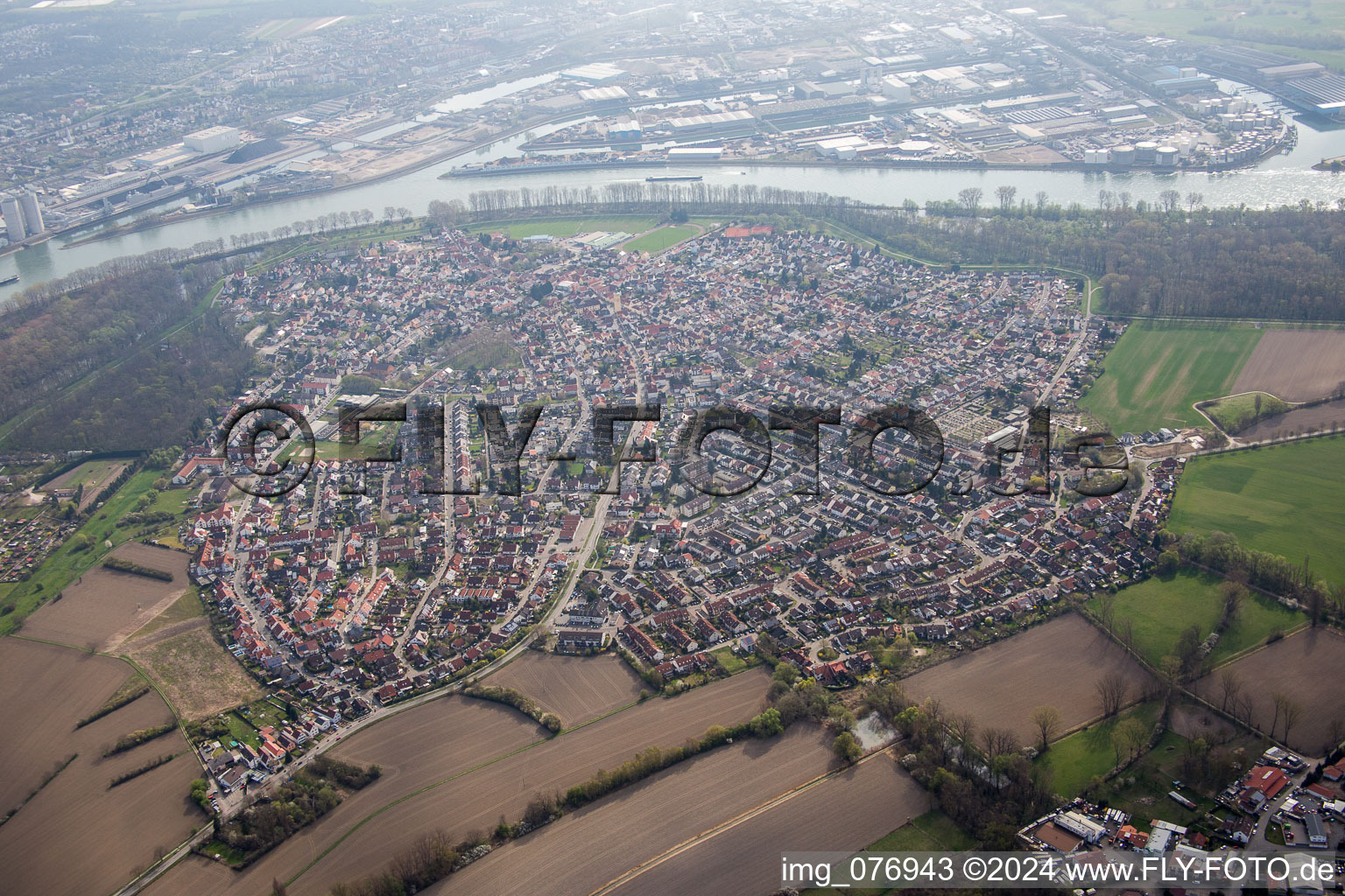 Ortsansicht der Straßen und Häuser der Wohngebiete in Altrip im Bundesland Rheinland-Pfalz, Deutschland
