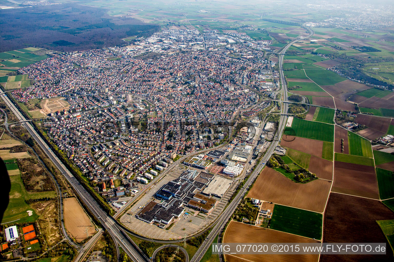 Luftbild von Ortsansicht der Straßen und Häuser der Wohngebiete in Viernheim im Bundesland Hessen, Deutschland