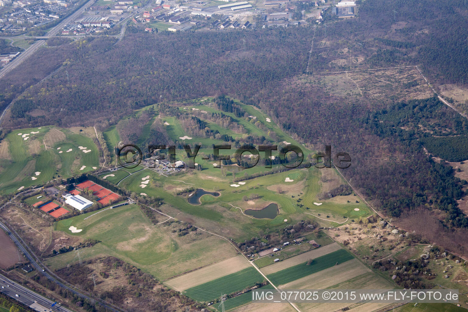 Luftaufnahme von Gelände des Golfplatz des Golf Club Mannheim-Viernheim 1930 e.V. in Viernheim im Bundesland Hessen, Deutschland