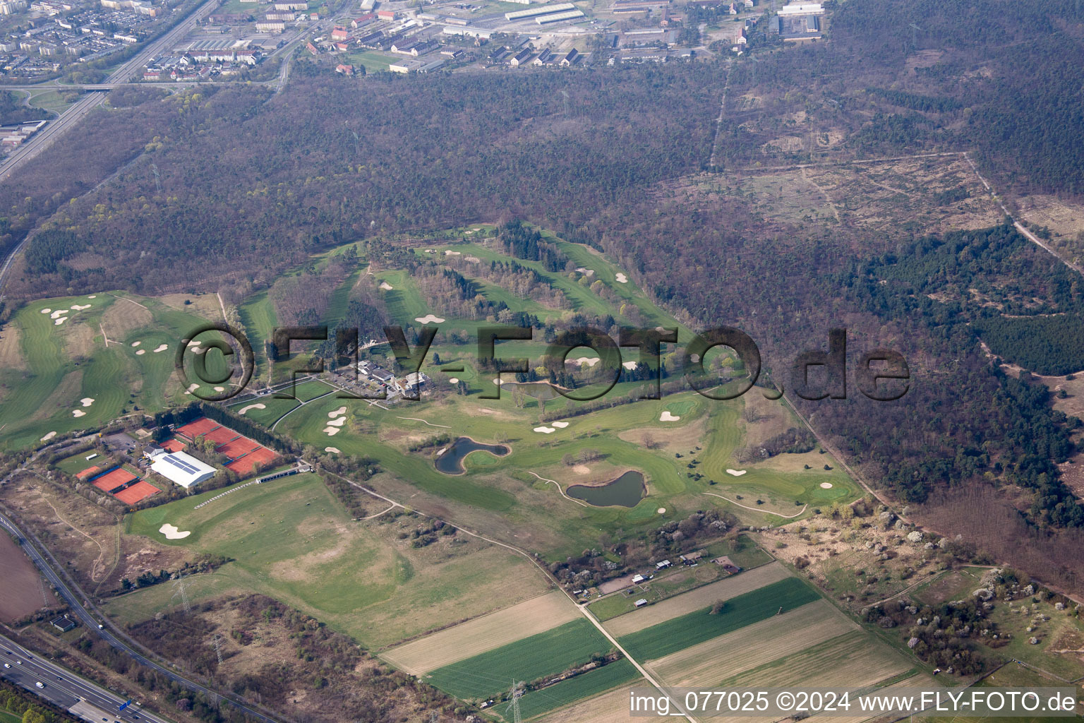 Luftaufnahme von Gelände des Golfplatz des Golf Club Mannheim-Viernheim 1930 e.V. in Viernheim im Bundesland Hessen, Deutschland