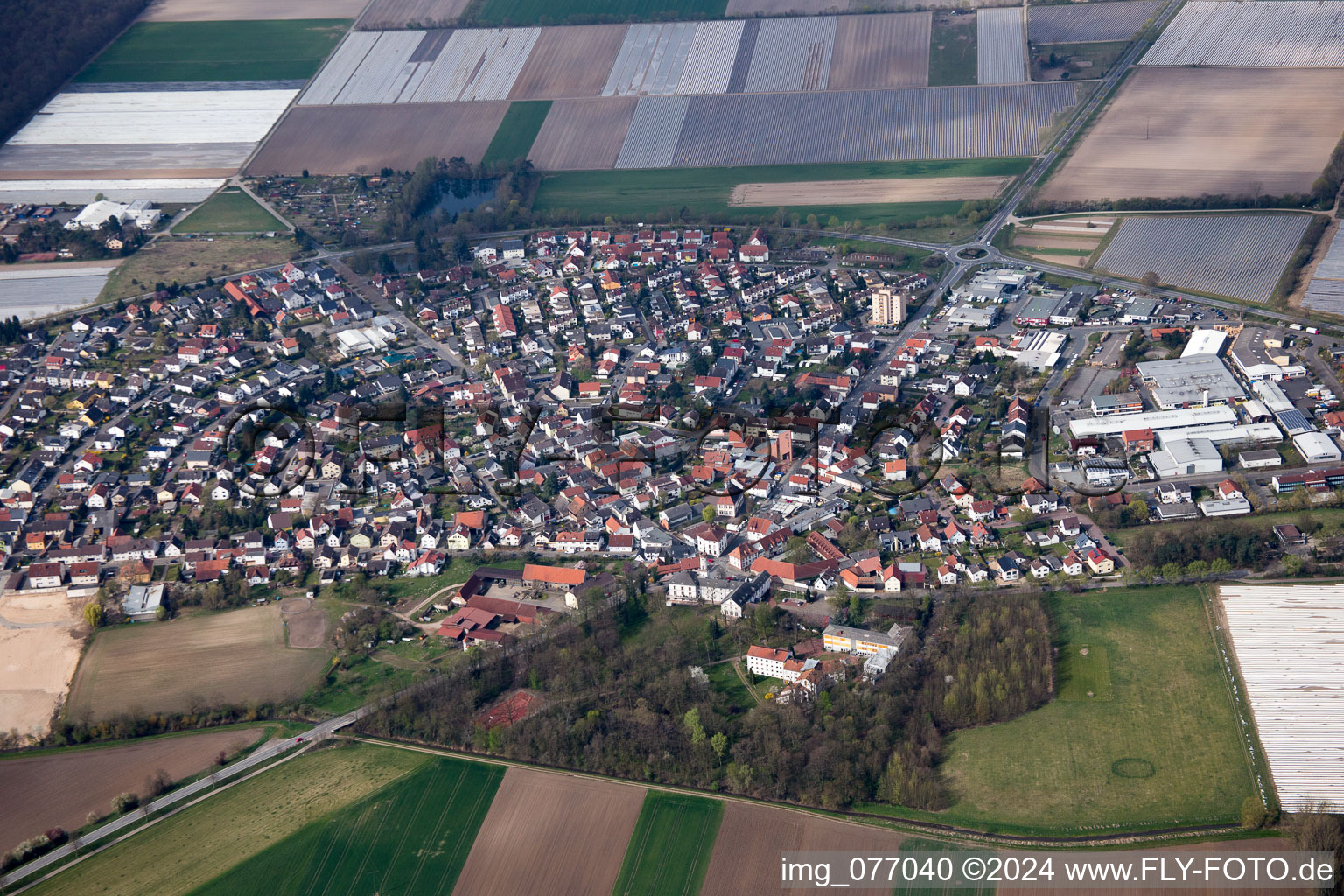 Luftaufnahme von Ortsansicht der Hufeisenförmig angelegten Straßen und Häuser der Wohngebiete im Ortsteil Hüttenfeld in Lampertheim im Bundesland Hessen, Deutschland