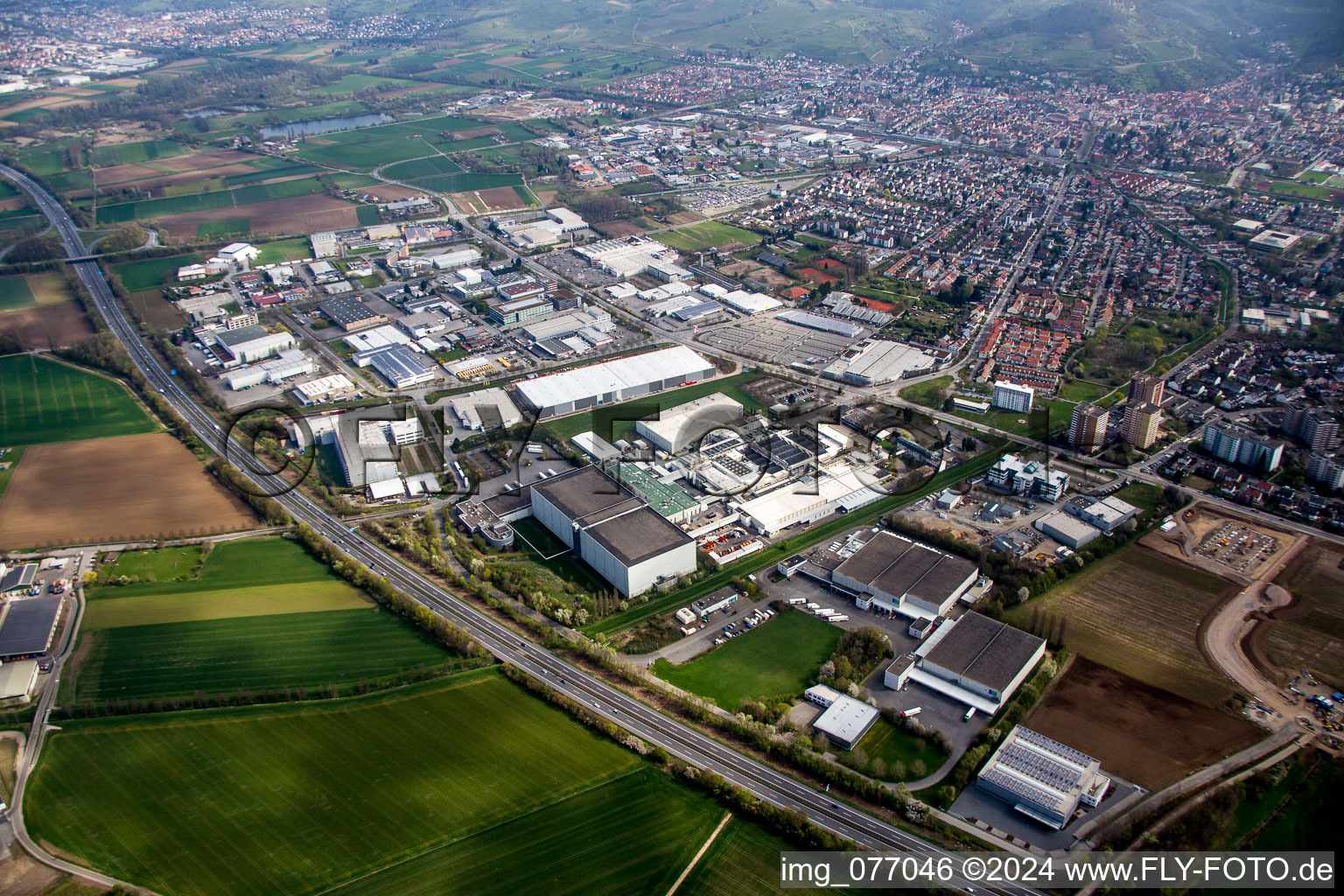 Industrie- und Gewerbegebiet an der A5 in Heppenheim (Bergstraße) in Heppenheim an der Bergstrasse im Bundesland Hessen, Deutschland