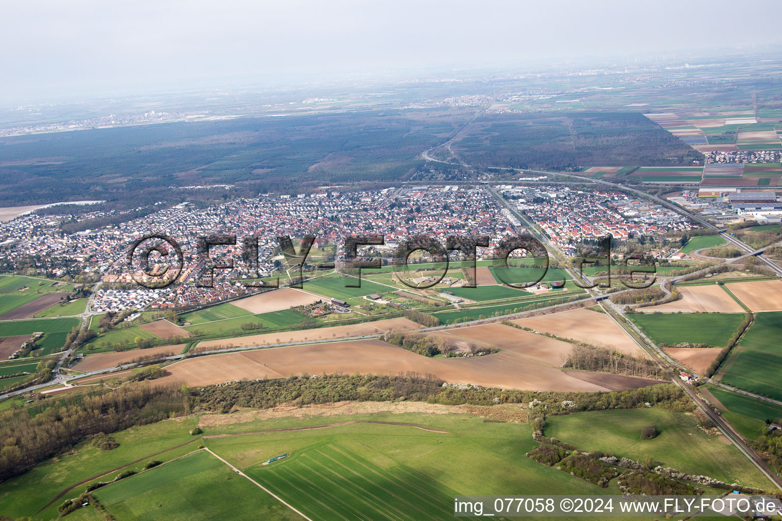 Luftaufnahme von Ortsansicht der Straßen und Häuser der Wohngebiete in Lorsch im Bundesland Hessen, Deutschland