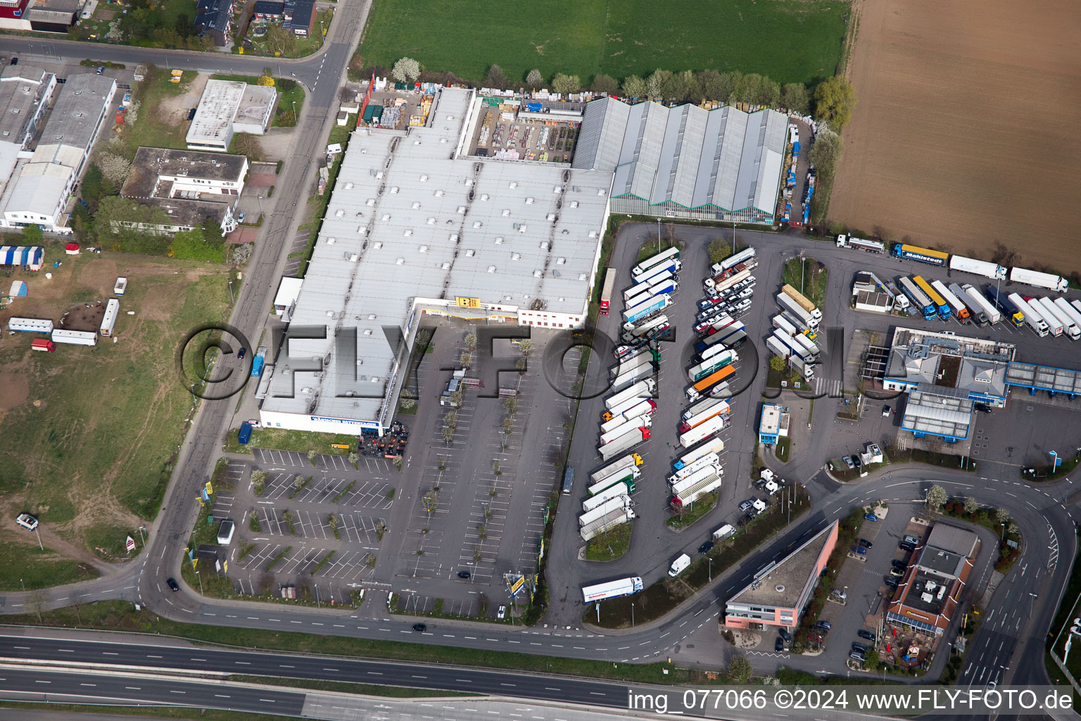 Luftbild von Gebäude der Niederlassung des Baumarktes der B1 Discount in Bensheim im Bundesland Hessen, Deutschland