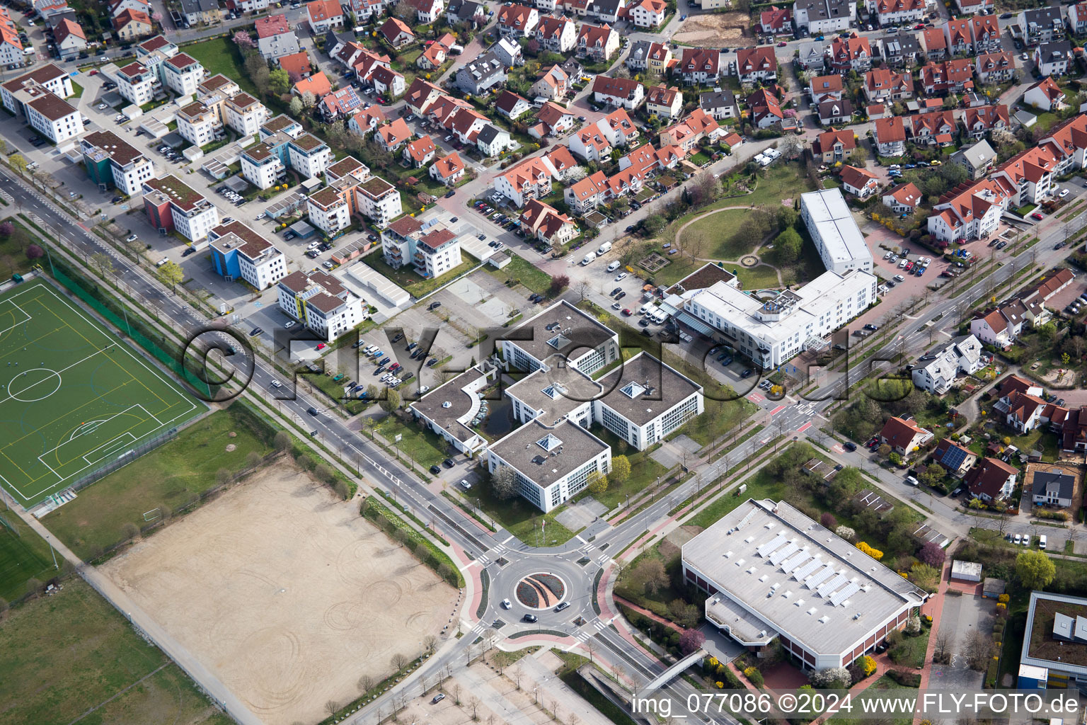 Luftaufnahme von Gewerbegebiet und Firmenansiedlung Track&Trace Academy und Europa Hotel im Ortsteil Auerbach in Bensheim im Bundesland Hessen, Deutschland