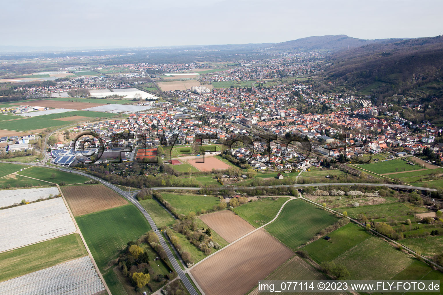Schrägluftbild von Zwingenberg im Bundesland Hessen, Deutschland