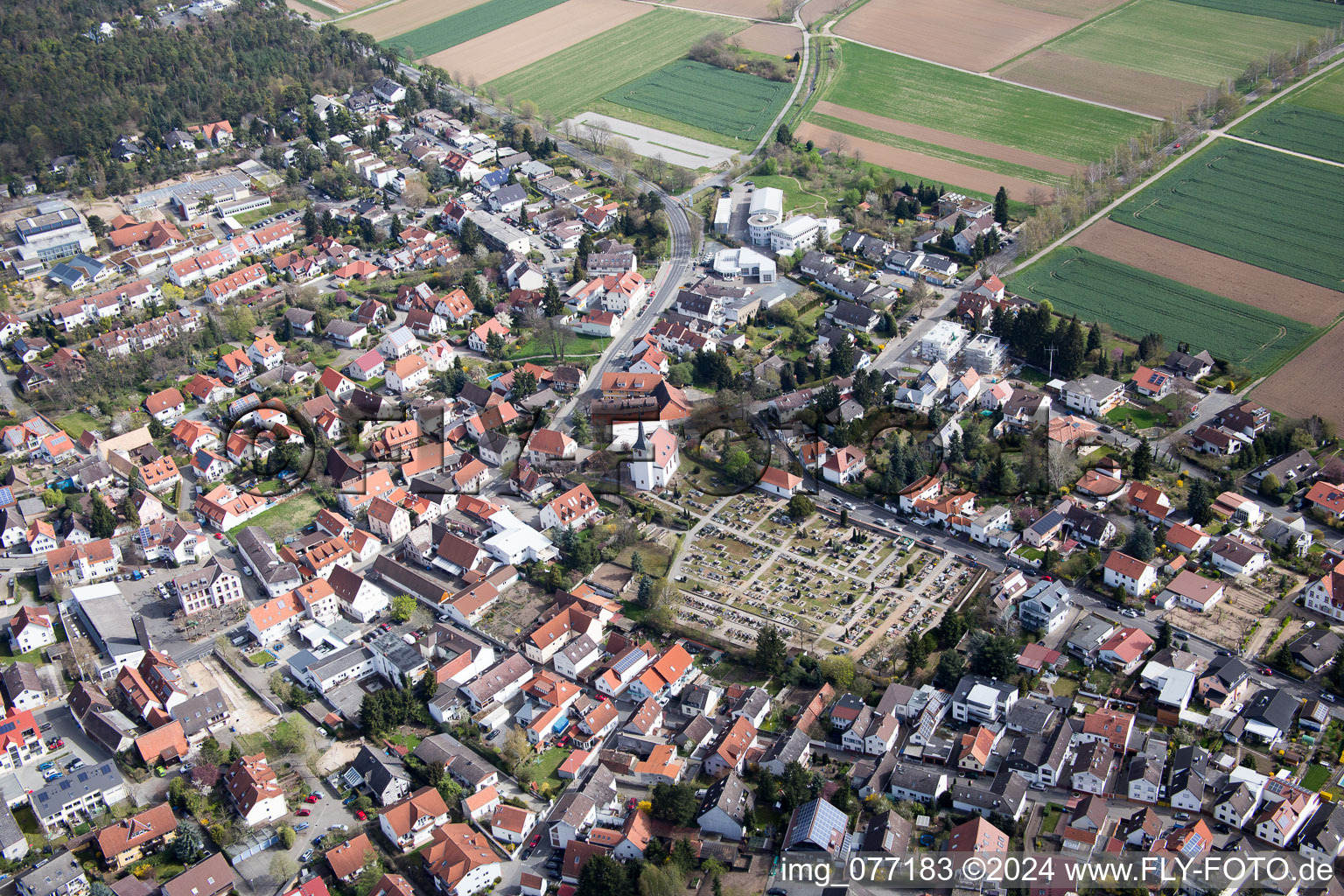 Ortsansicht der Straßen und Häuser der Wohngebiete mit Friedhof in Bickenbach im Bundesland Hessen, Deutschland