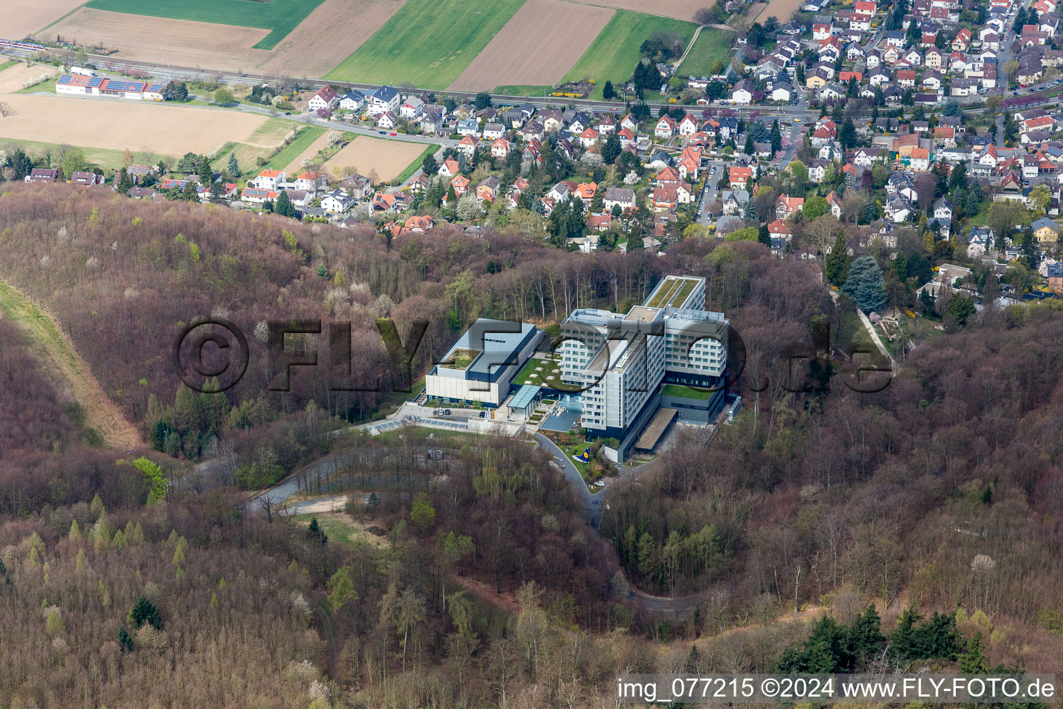Luftaufnahme von Gebäudekomplex der Hotelanlage Lufthansa Seeheim GmbH in Seeheim-Jugenheim im Bundesland Hessen, Deutschland