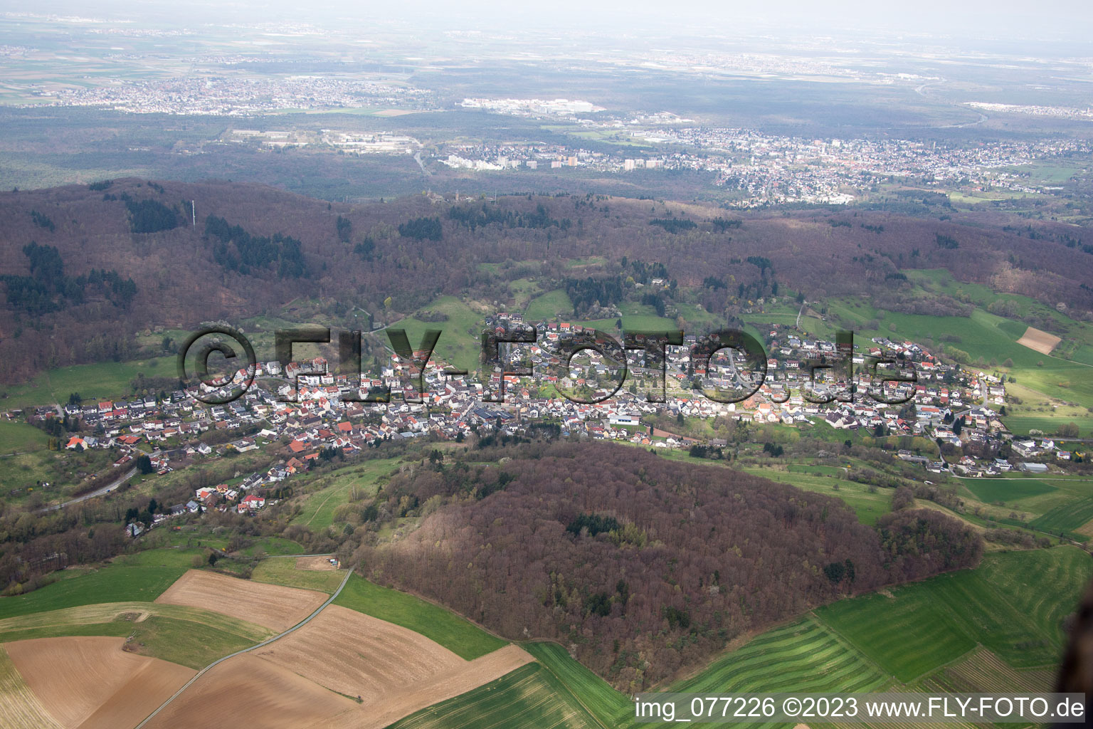 Dorf - Ansicht am Rande von landwirtschaftlichen Feldern und Nutzflächen im Ortsteil Nieder-Beerbach in Mühltal im Bundesland Hessen, Deutschland