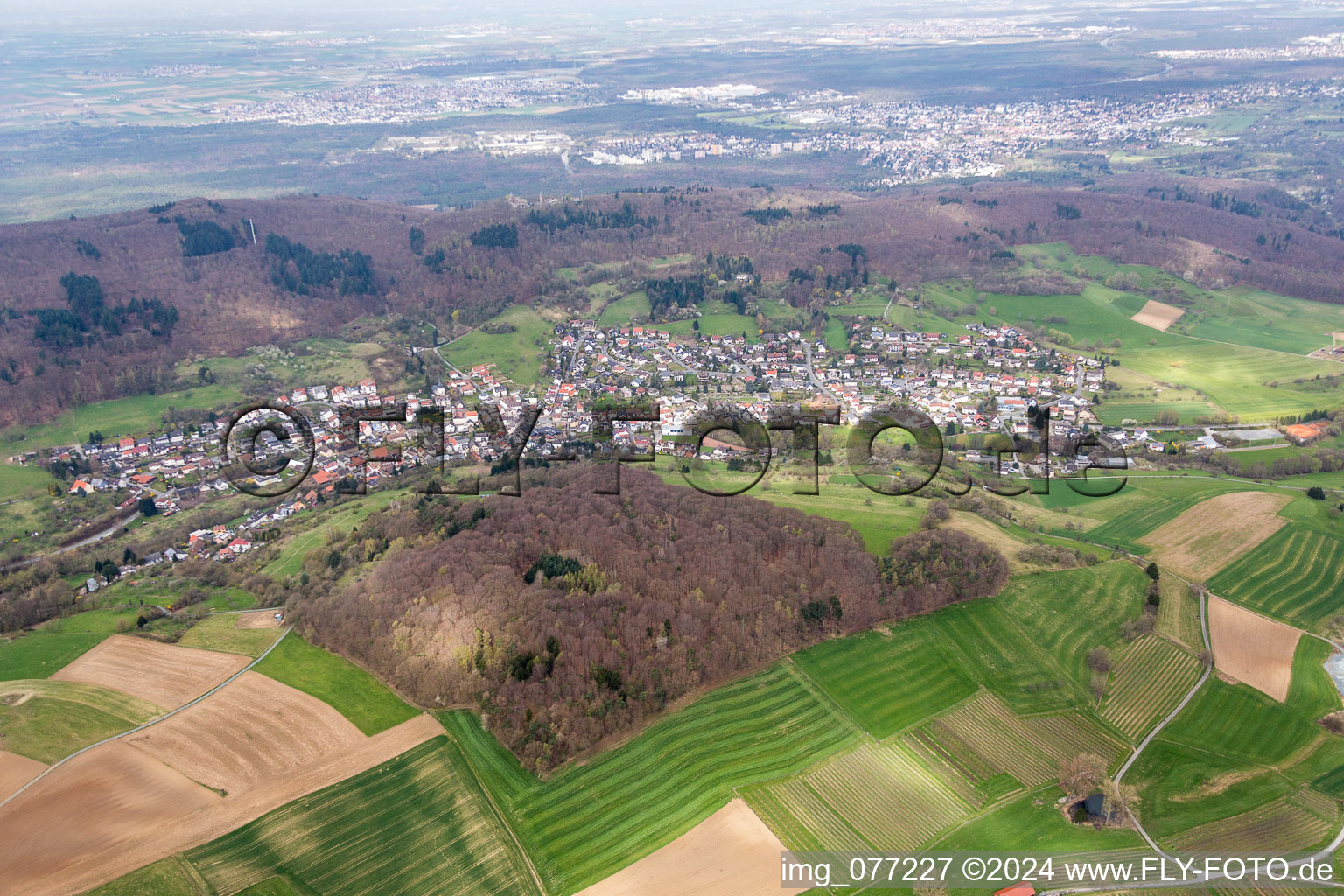 Luftbild von Dorf - Ansicht am Rande von landwirtschaftlichen Feldern und Nutzflächen im Ortsteil Nieder-Beerbach in Mühltal im Bundesland Hessen, Deutschland