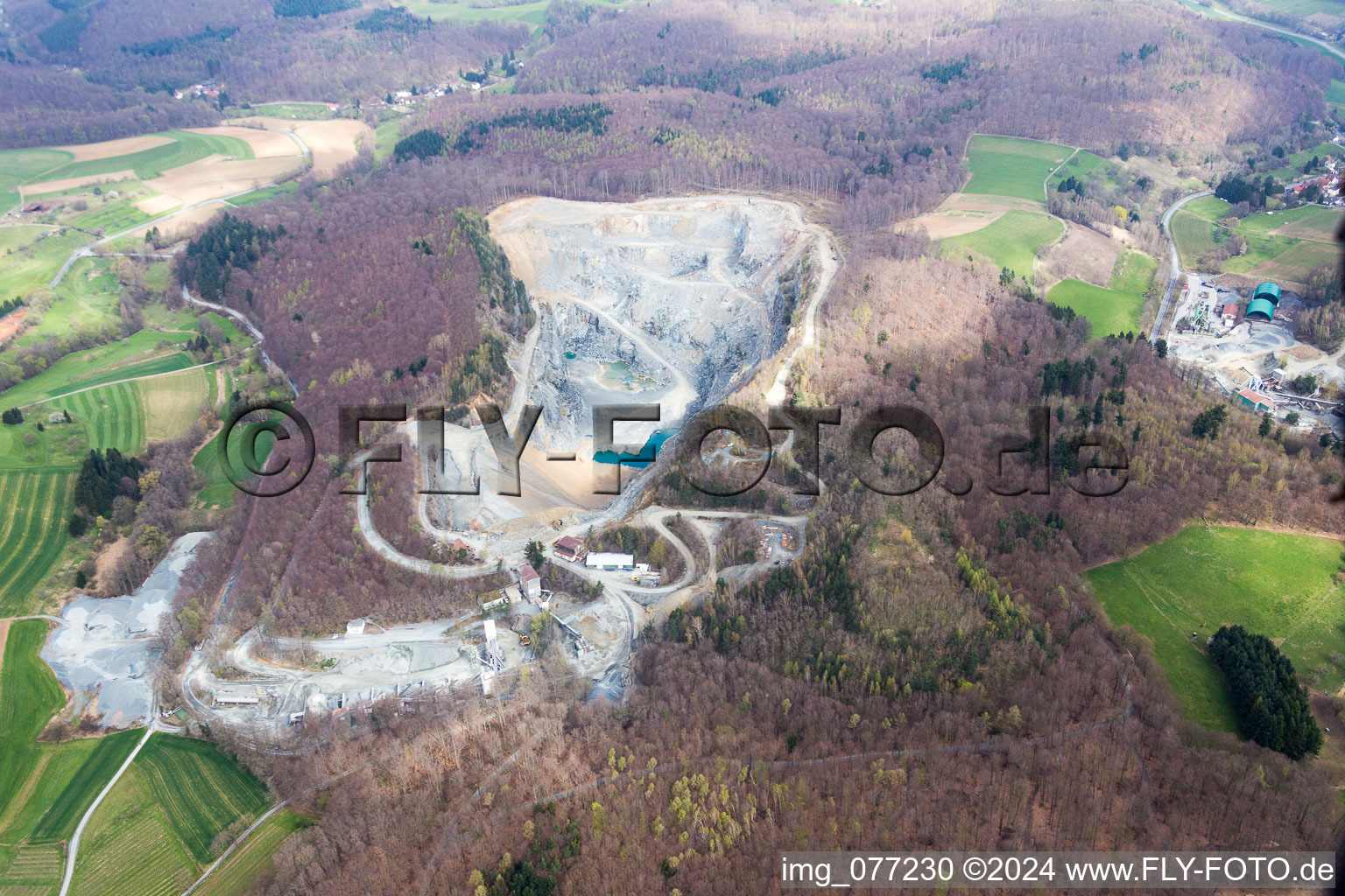 Schrägluftbild von Tagebau für Kalisalz in Mühltal im Bundesland Hessen, Deutschland