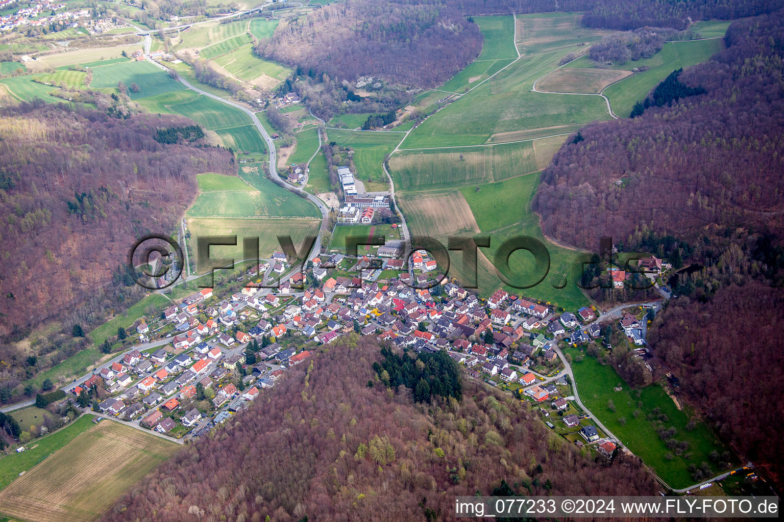 Dorf - Ansicht am Rande von landwirtschaftlichen Feldern und Nutzflächen in Waschenbach im Bundesland Hessen, Deutschland