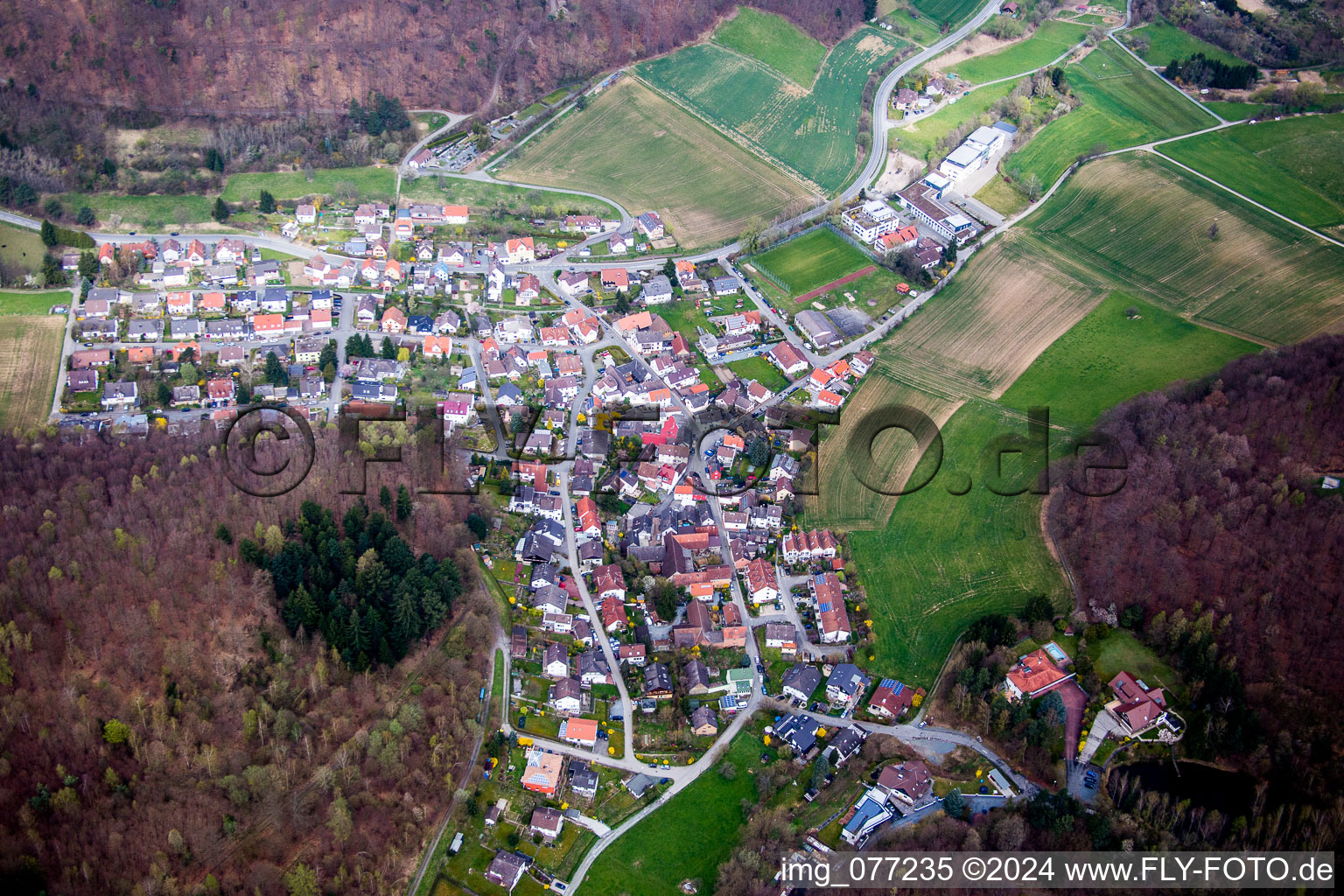 Luftbild von Dorf - Ansicht am Rande von landwirtschaftlichen Feldern und Nutzflächen in Waschenbach im Bundesland Hessen, Deutschland