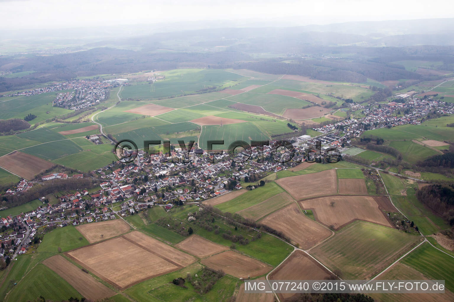 Luftbild von Dorf - Ansicht am Rande von landwirtschaftlichen Feldern und Nutzflächen im Ortsteil Modau in Ober-Ramstadt im Bundesland Hessen, Deutschland