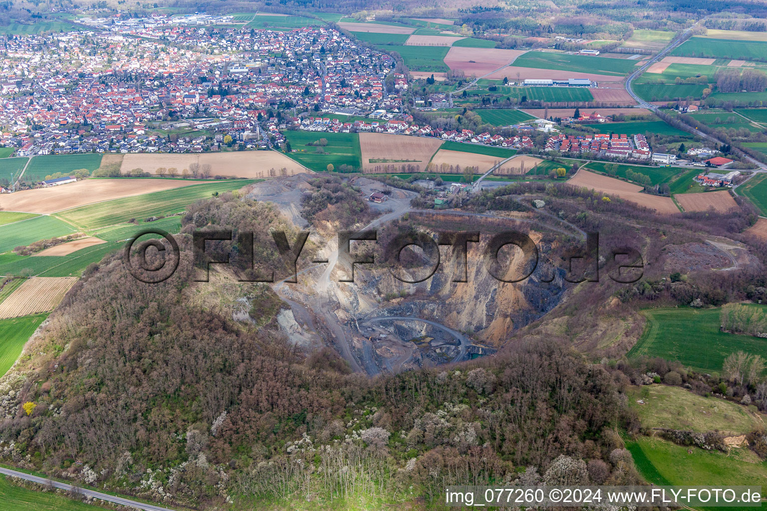 Steinbruch zum Abbau und zur Gewinnung von Basalt im Ortsteil Zeilhard in Roßdorf im Bundesland Hessen, Deutschland