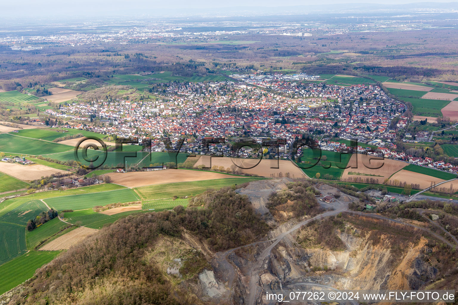 Ortsansicht der Straßen und Häuser der Wohngebiete hinter der Steinbruchgrube in Roßdorf im Bundesland Hessen, Deutschland