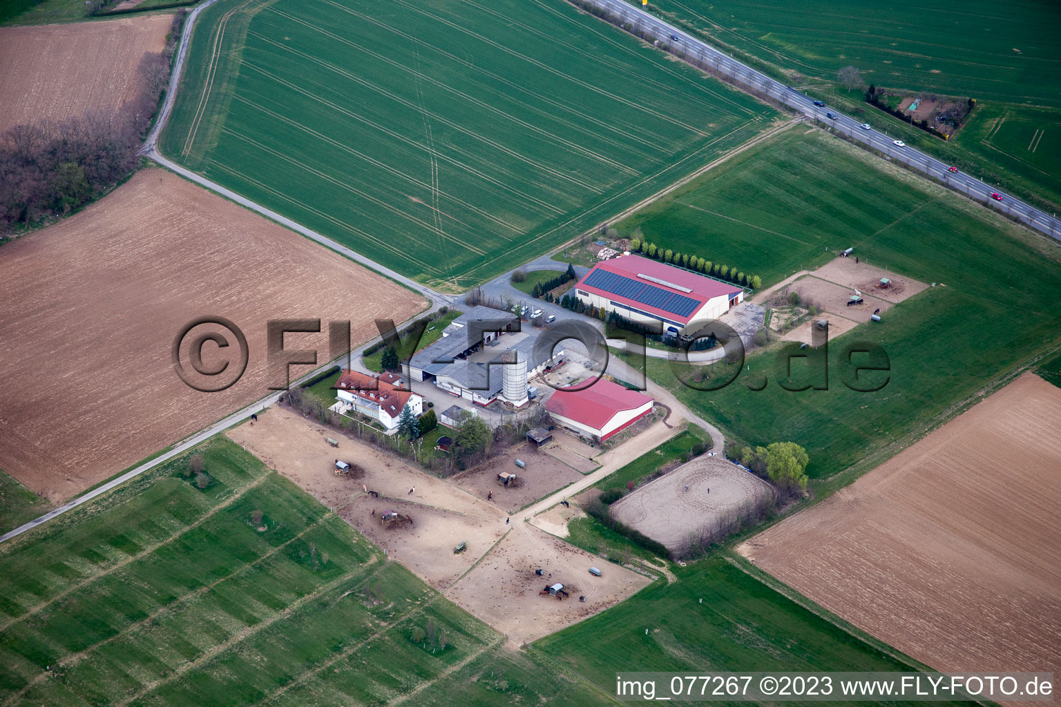 Luftbild von Gehöft des Bauernhofes Karlshof in Roßdorf im Bundesland Hessen, Deutschland