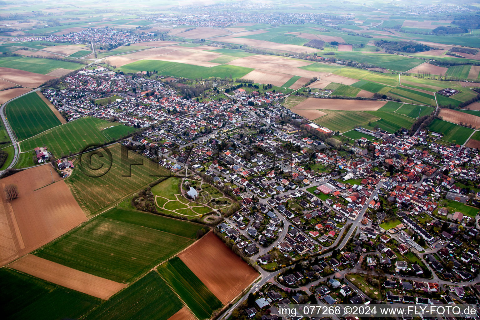 Ortsansicht der Straßen und Häuser der Wohngebiete im Ortsteil Georgenhausen in Reinheim im Bundesland Hessen, Deutschland