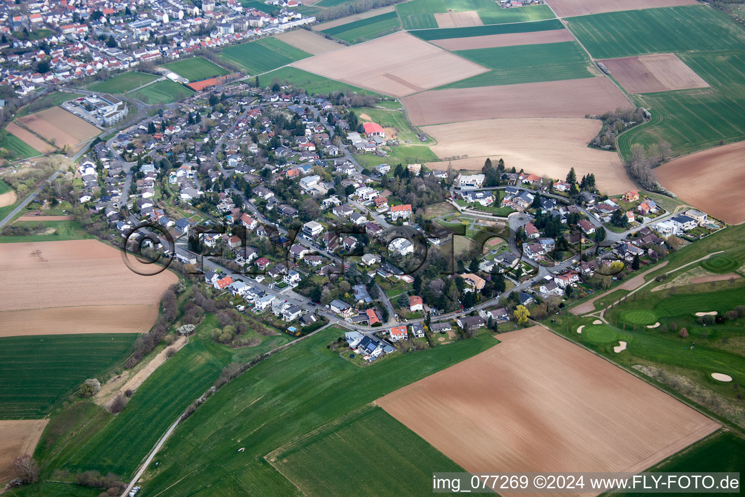 Dorf - Ansicht am Rande von landwirtschaftlichen Feldern und Nutzflächen im Ortsteil Gundernhausen in Roßdorf im Bundesland Hessen, Deutschland