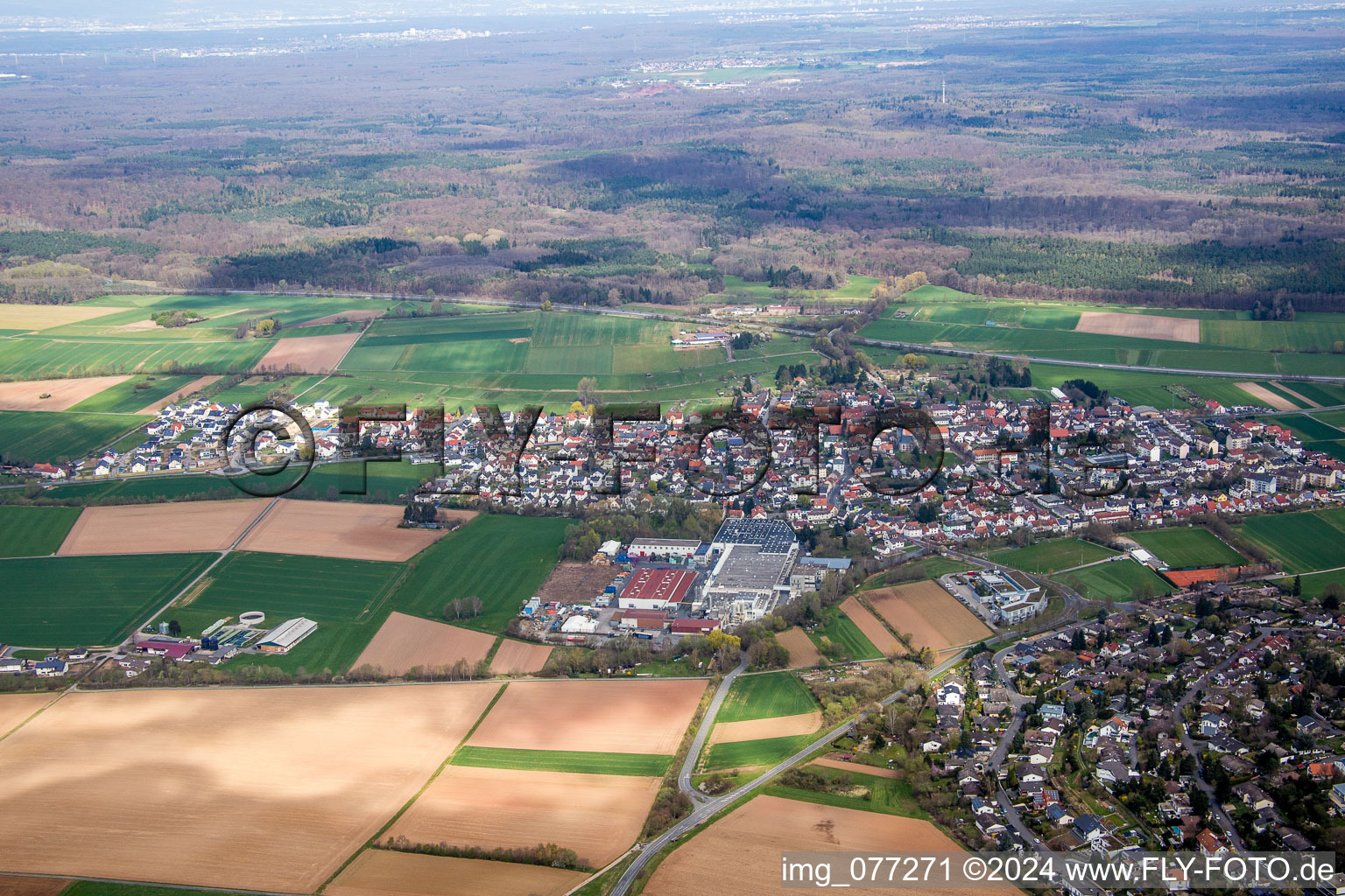 Luftbild von Dorf - Ansicht am Rande von landwirtschaftlichen Feldern und Nutzflächen im Ortsteil Gundernhausen in Roßdorf im Bundesland Hessen, Deutschland