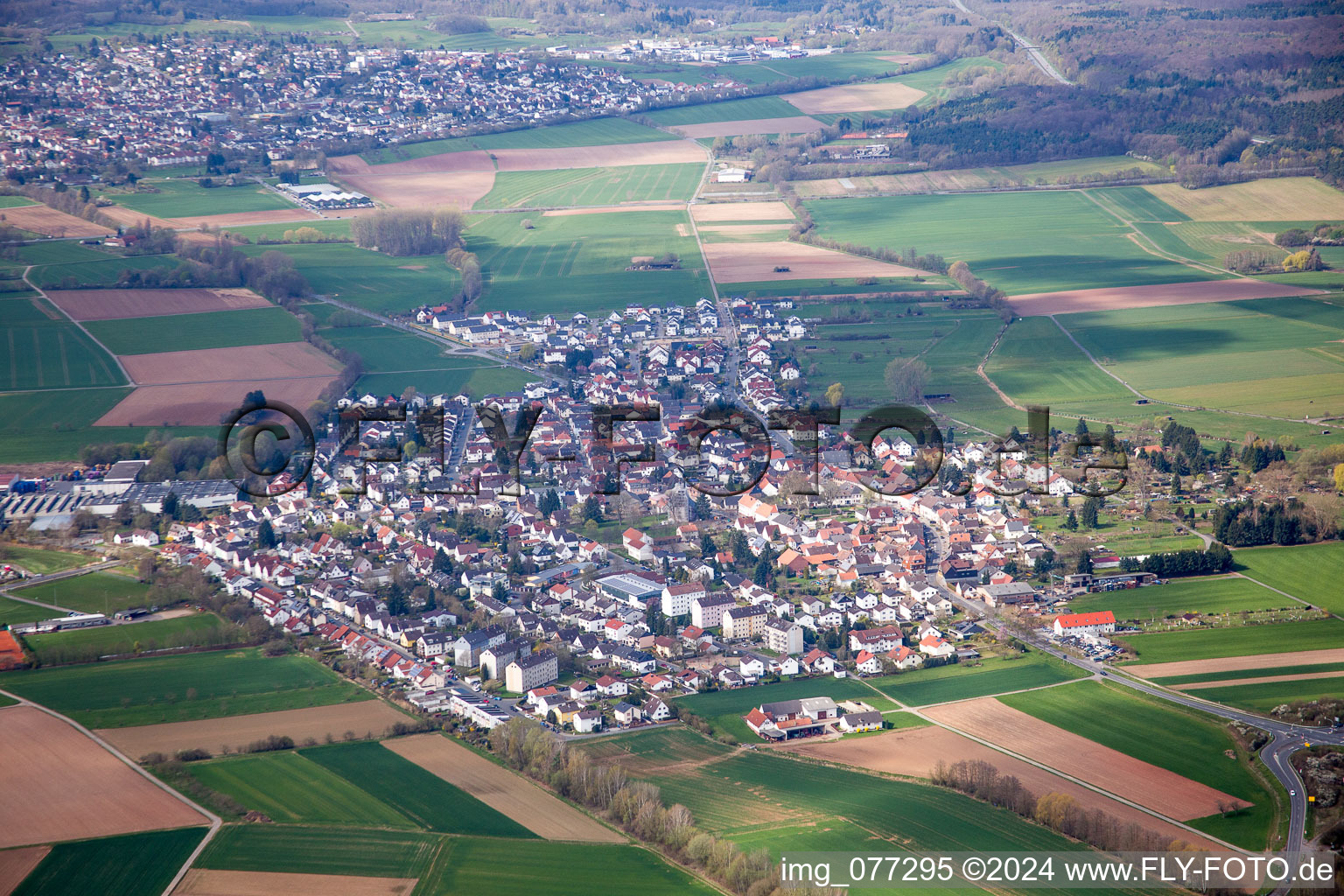 Luftaufnahme von Dorf - Ansicht am Rande von landwirtschaftlichen Feldern und Nutzflächen im Ortsteil Gundernhausen in Roßdorf im Bundesland Hessen, Deutschland